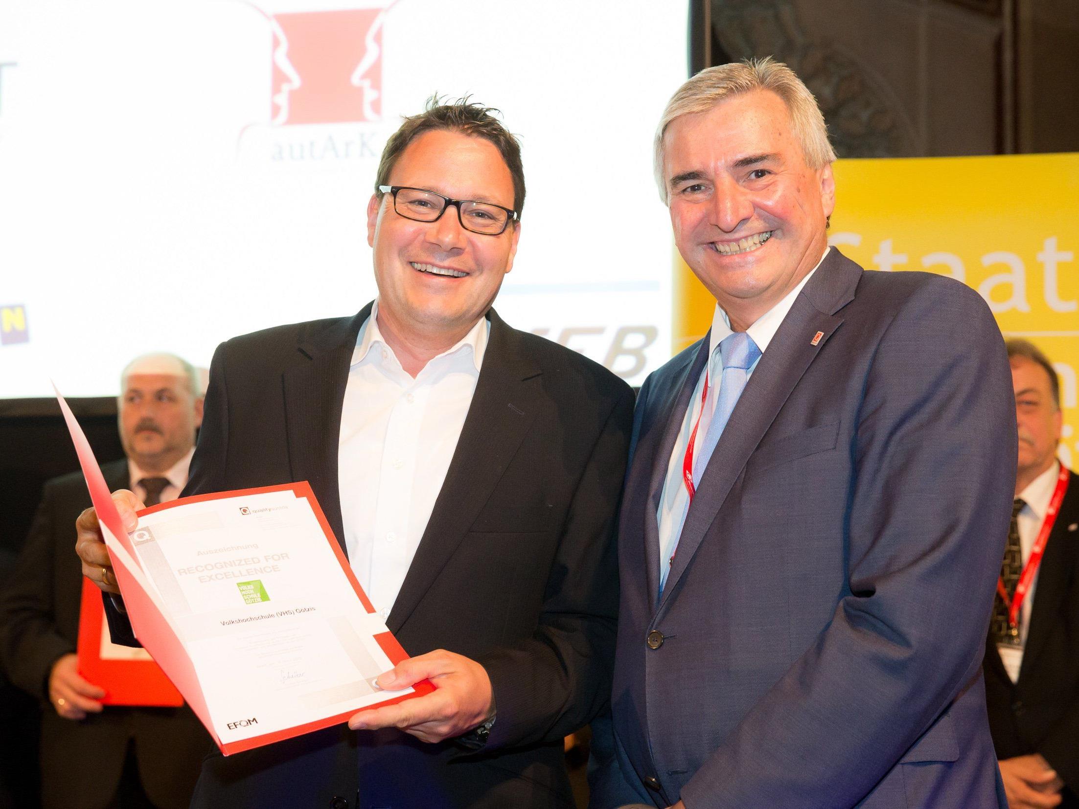 Der CEO der Quality Austria, Dr. Konrad Scheiber, überreicht GF Stefan Fischnaller das Qualitätsdiplom