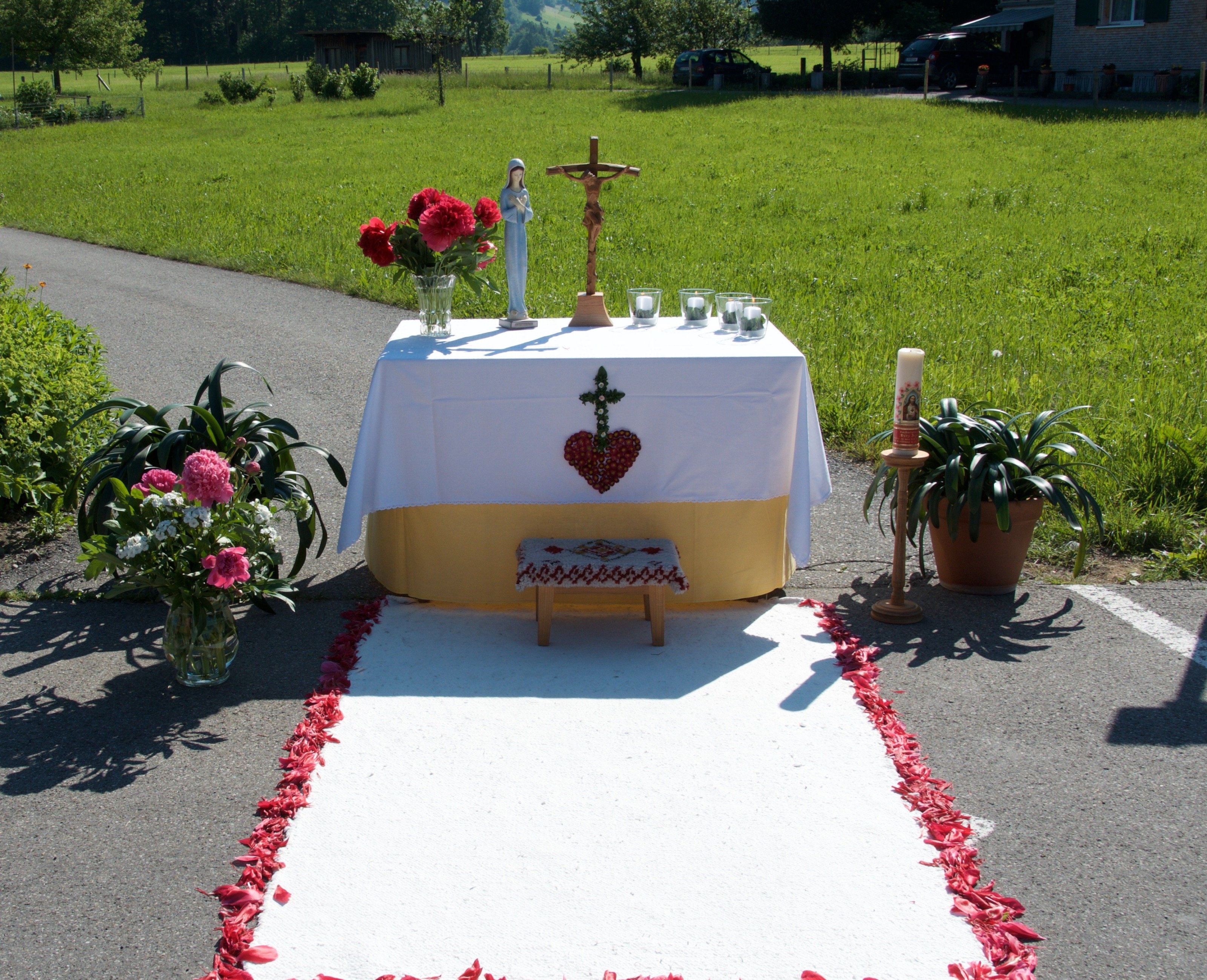 Liebevoll geschmückter Altar Liebevoll geschmückter Altar