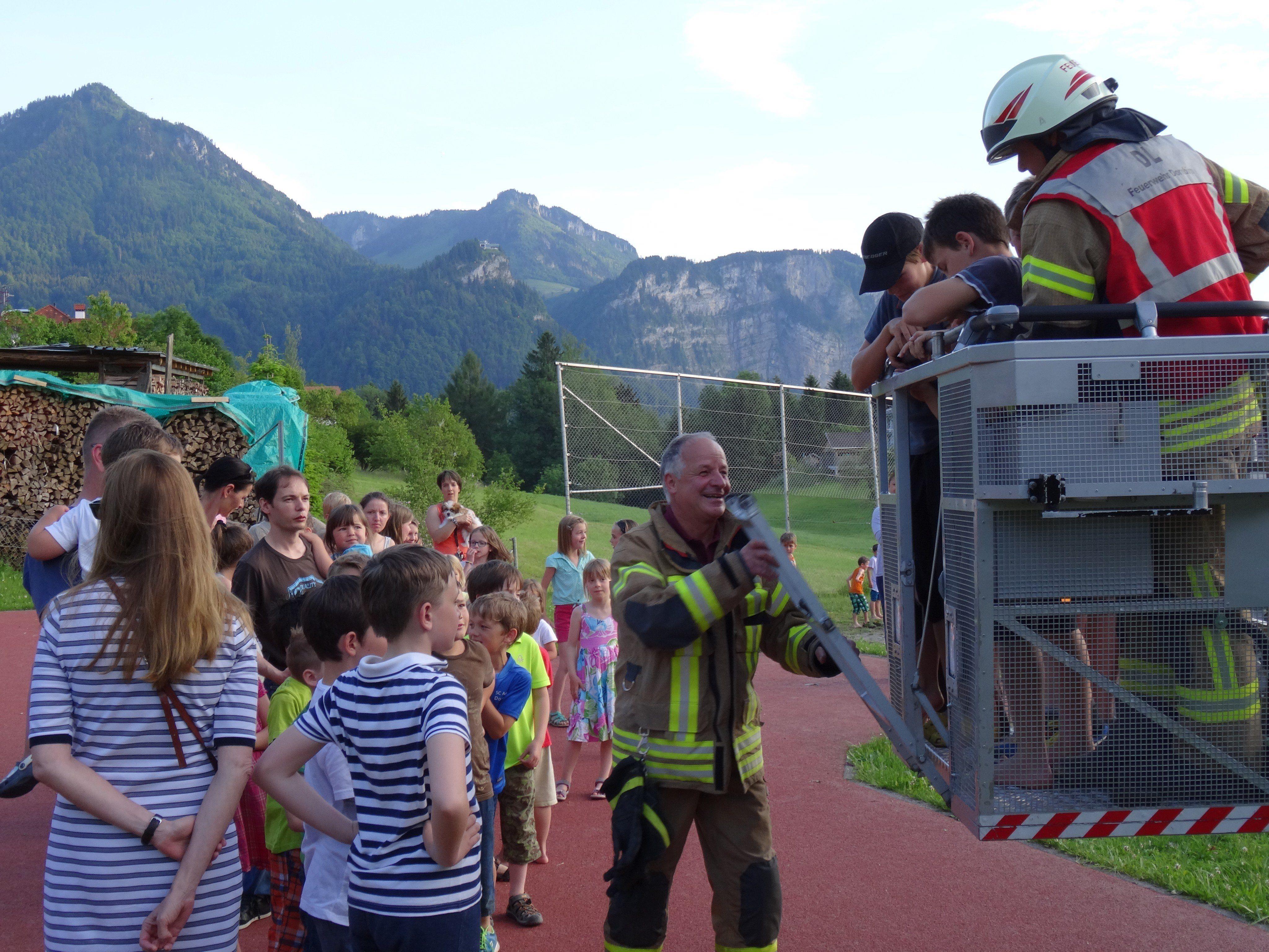 Die Feuerwehrübung war für die Watzenegger Schülerinnen und Schüler ein spannendes Abenteuer.