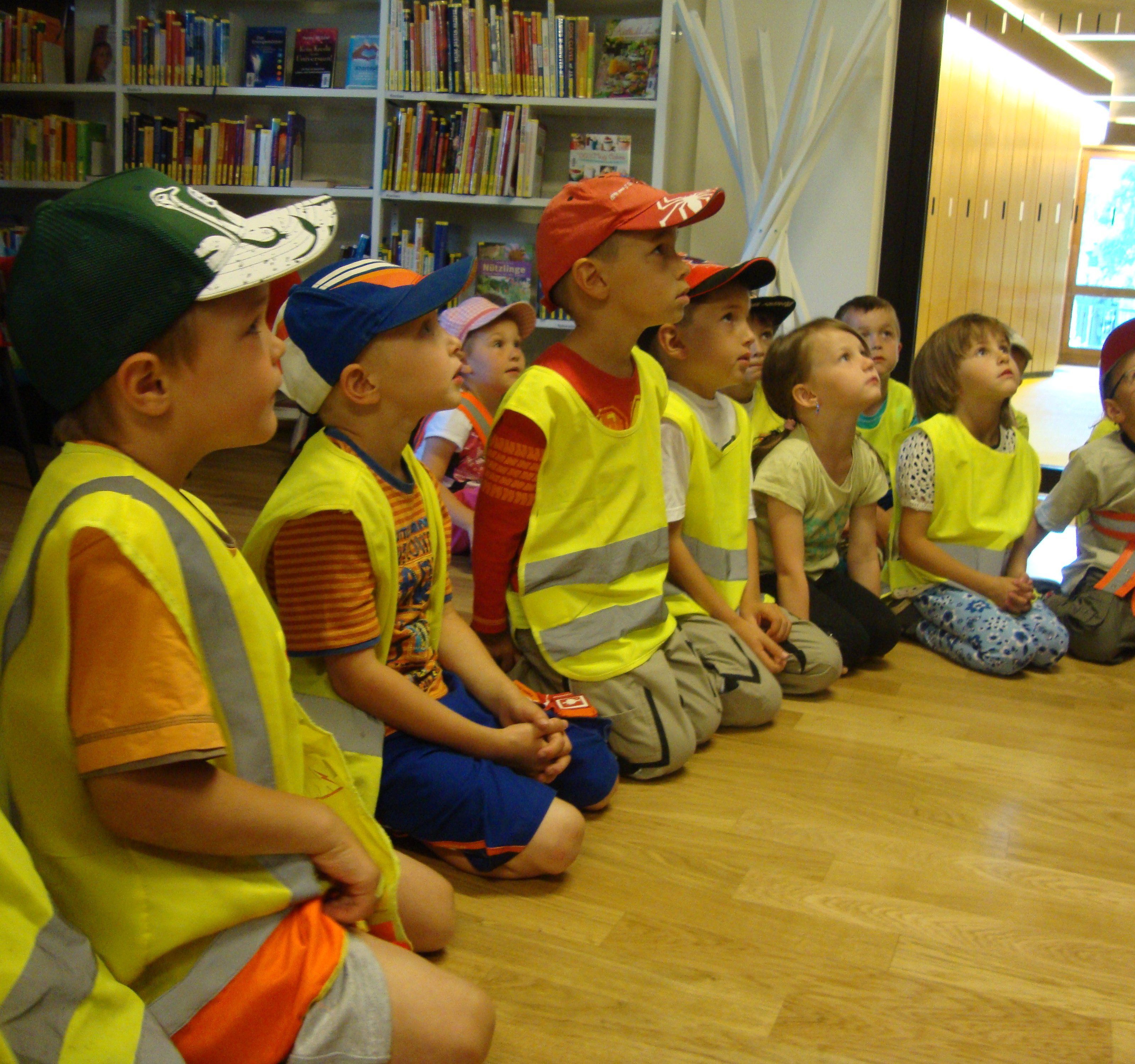 Spannung vor dem Eintritt zum Bilderbuchkino Spannung vor dem Eintritt zum Bilderbuchkino