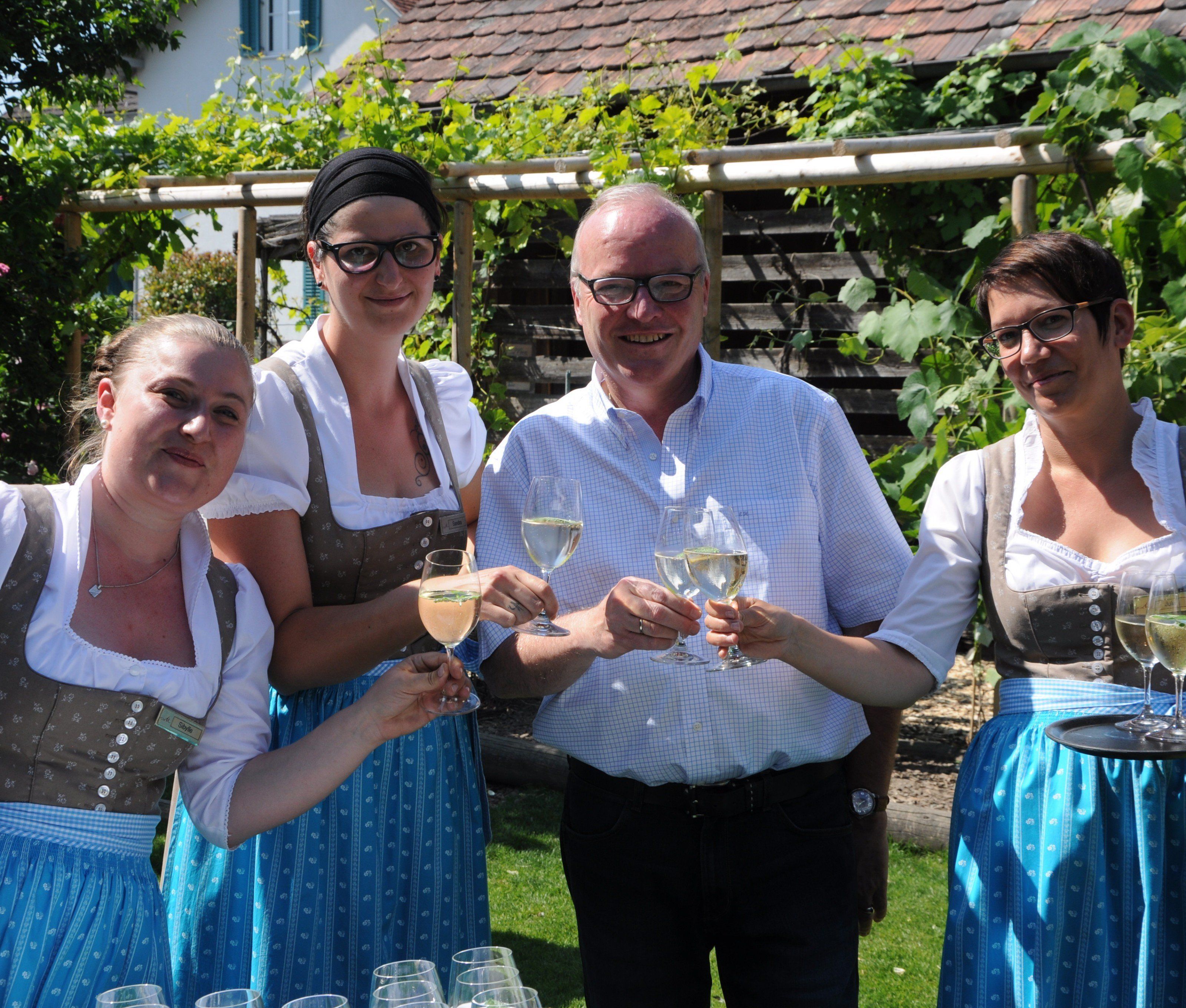 Der Jubilar freute sich mit seinem Team über die vielen Gäste bei der Geburtstagsparty. Der Jubilar freute sich mit seinem Team über die vielen Gäste bei der Geburtstagsparty.