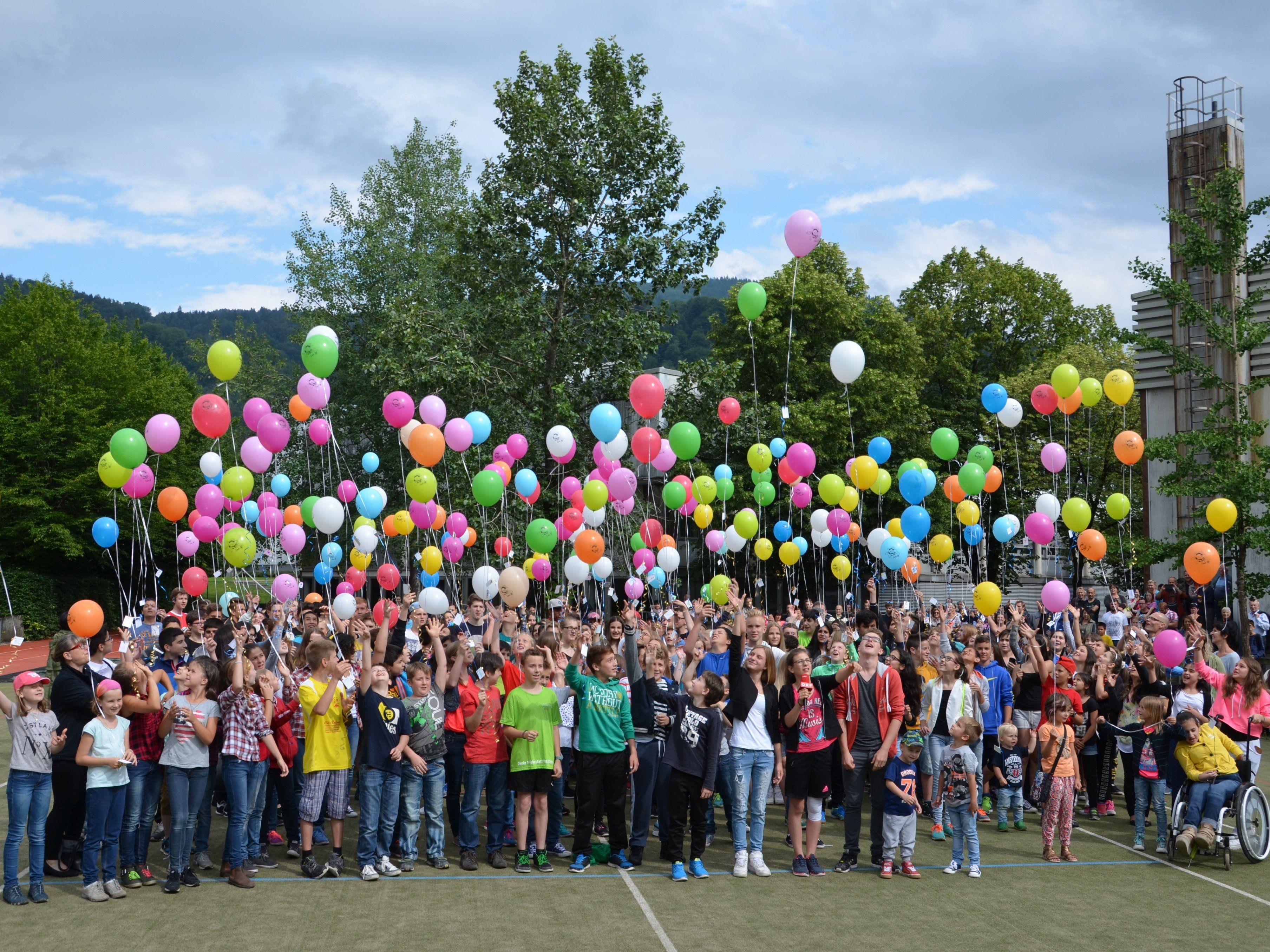Höhepunkt des großen Schulfestes in der MS Haselstauden war das bunte Luftballonmeer, das in den Himmel geschickt wurde.