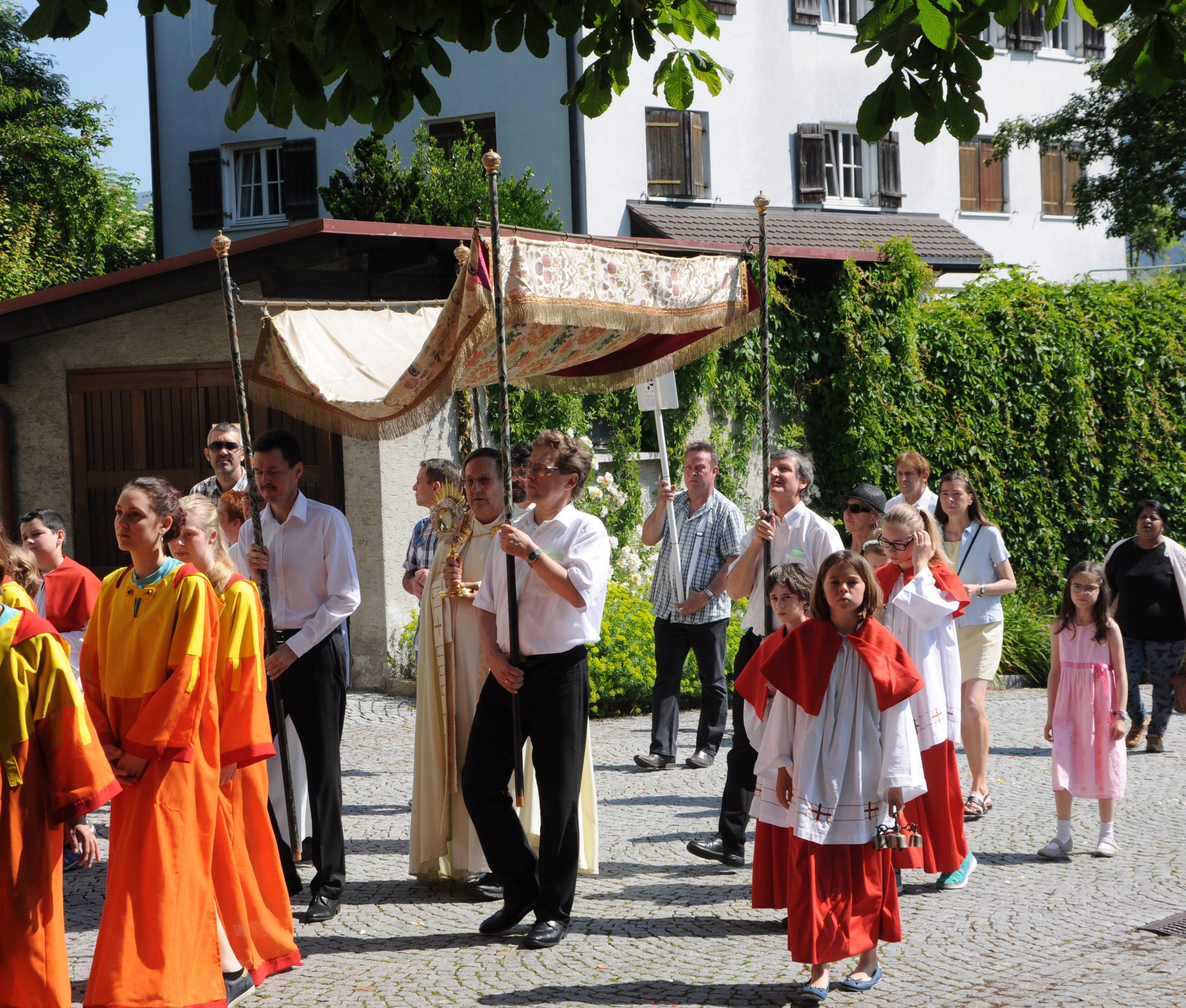Die Fronleichnahmsprozession führte von der St. Josef Kirche mitten durch den Ort zur Basilika. Die Fronleichnahmsprozession führte von der St. Josef Kirche mitten durch den Ort zur Basilika.