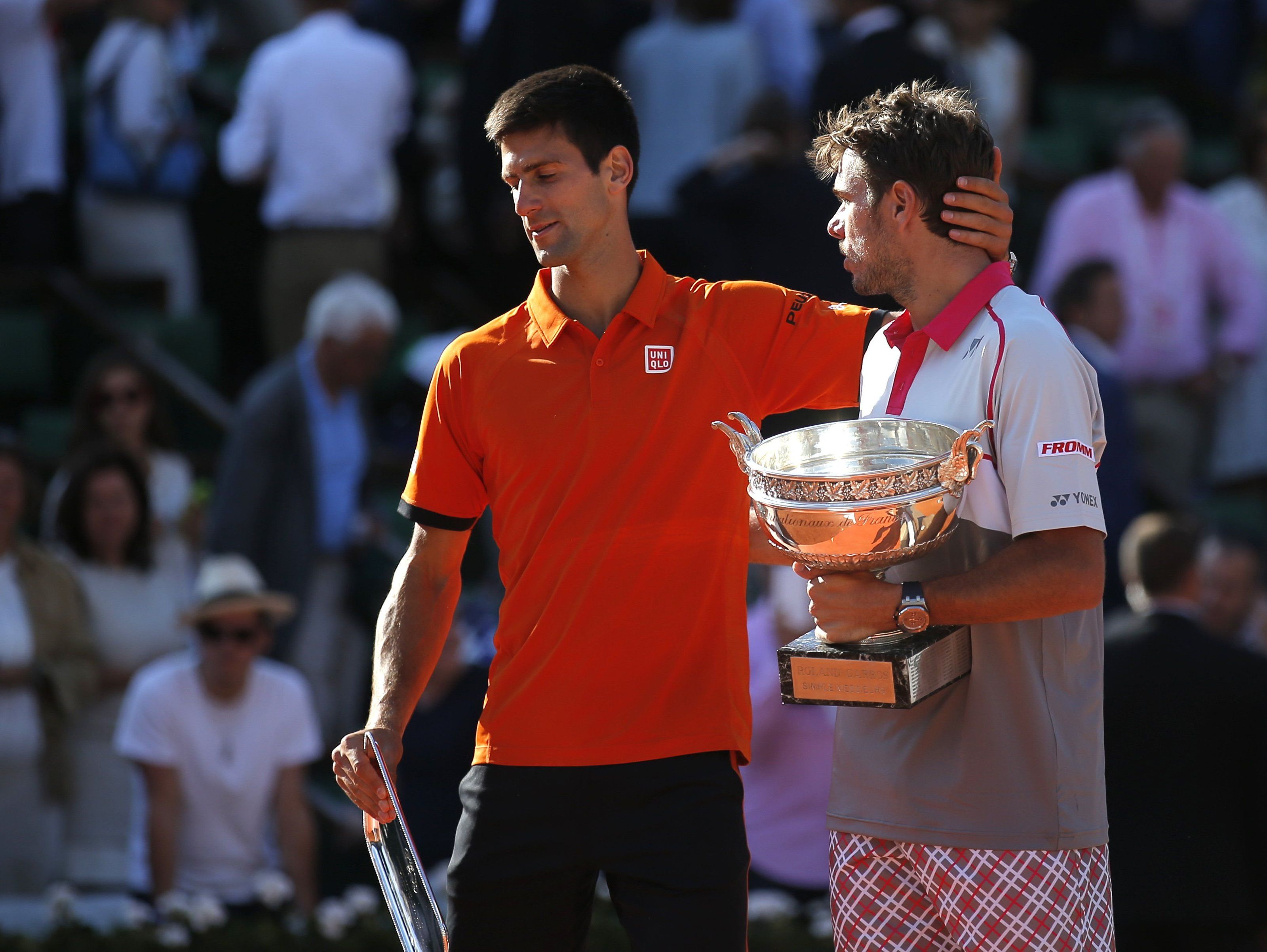 Novak Djokovic (l.) konnte sich angesichts soviel Anerkennung für seine Leistung die Tränen nicht ganz verkneifen. Novak Djokovic (l.) konnte sich angesichts soviel Anerkennung für seine Leistung die Tränen nicht ganz verkneifen.