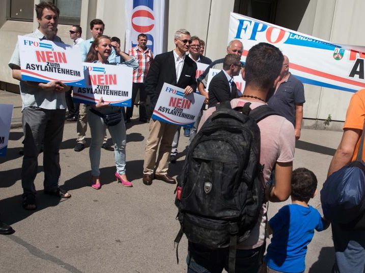 So begrüßt die FPÖ geflüchtete Kinder in Wien-Erdberg. So begrüßt die FPÖ geflüchtete Kinder in Wien-Erdberg.