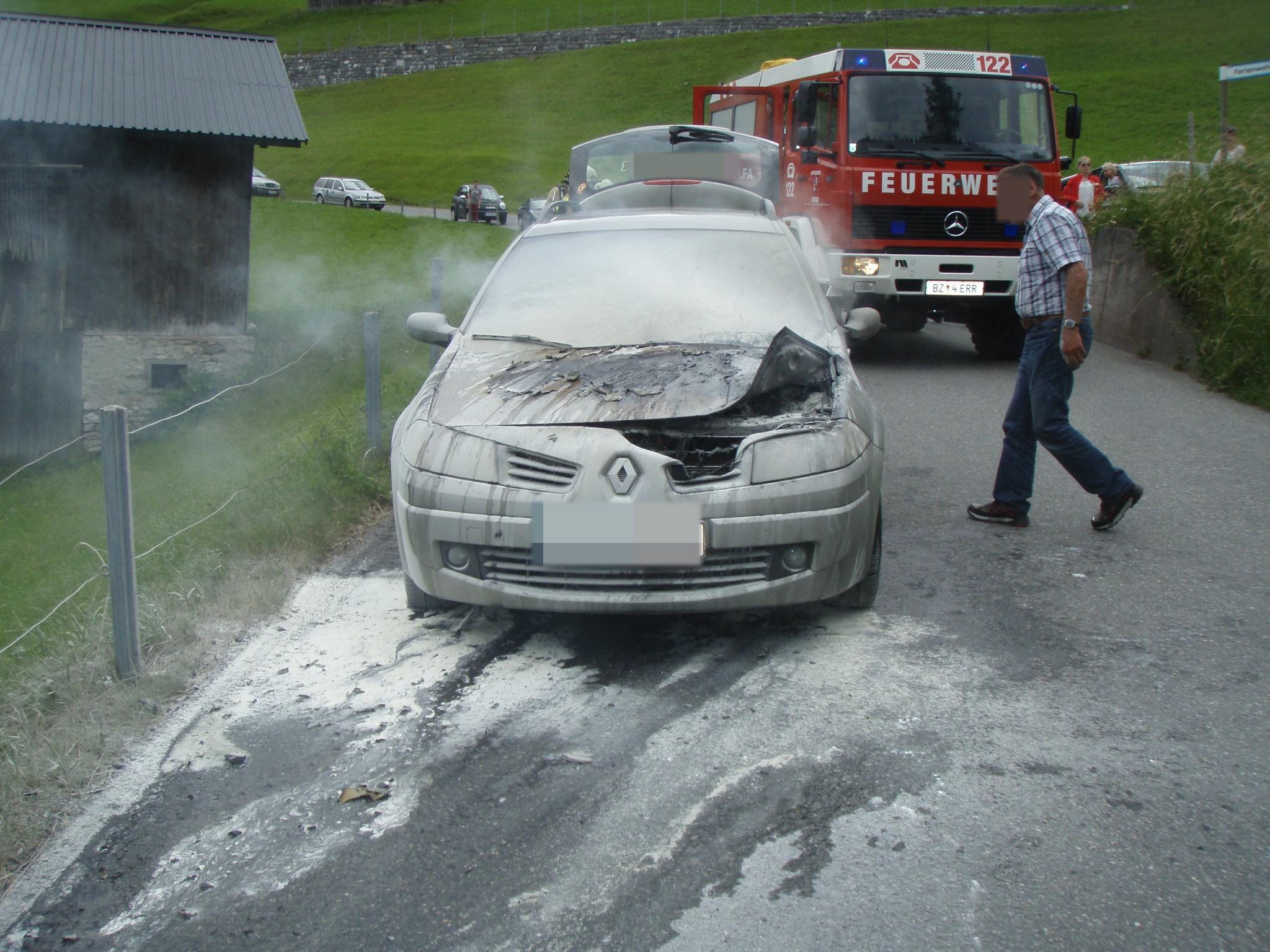 Feuerwehr löschte den Brand. Feuerwehr löschte den Brand.