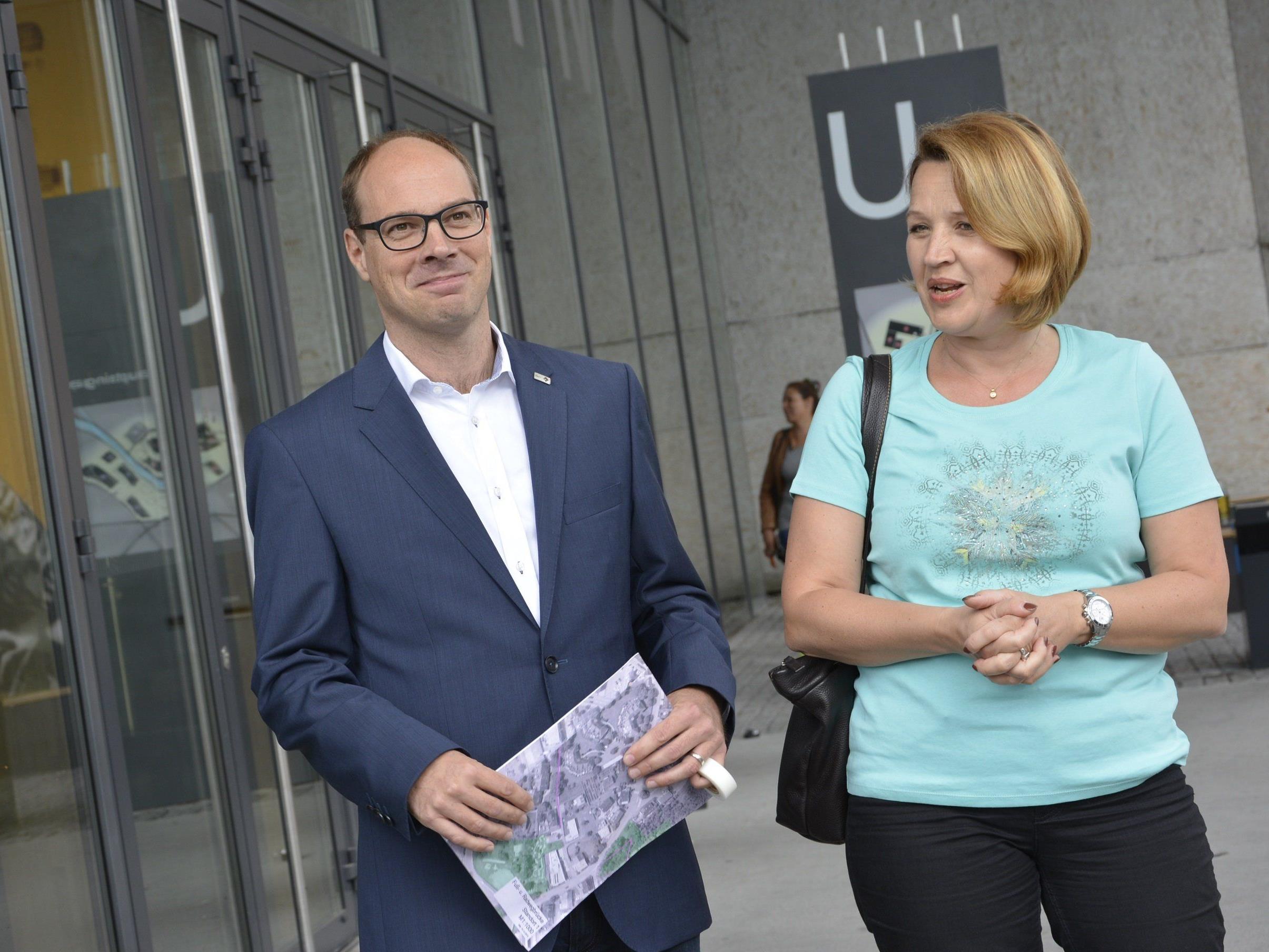 Geschäftsführer Stefan Fitz-Rankl und Bgm. Andrea Kaufmann bei der Begrüßung zur Veranstaltung „Fritag am füfe“ vor der Fachhochschule.