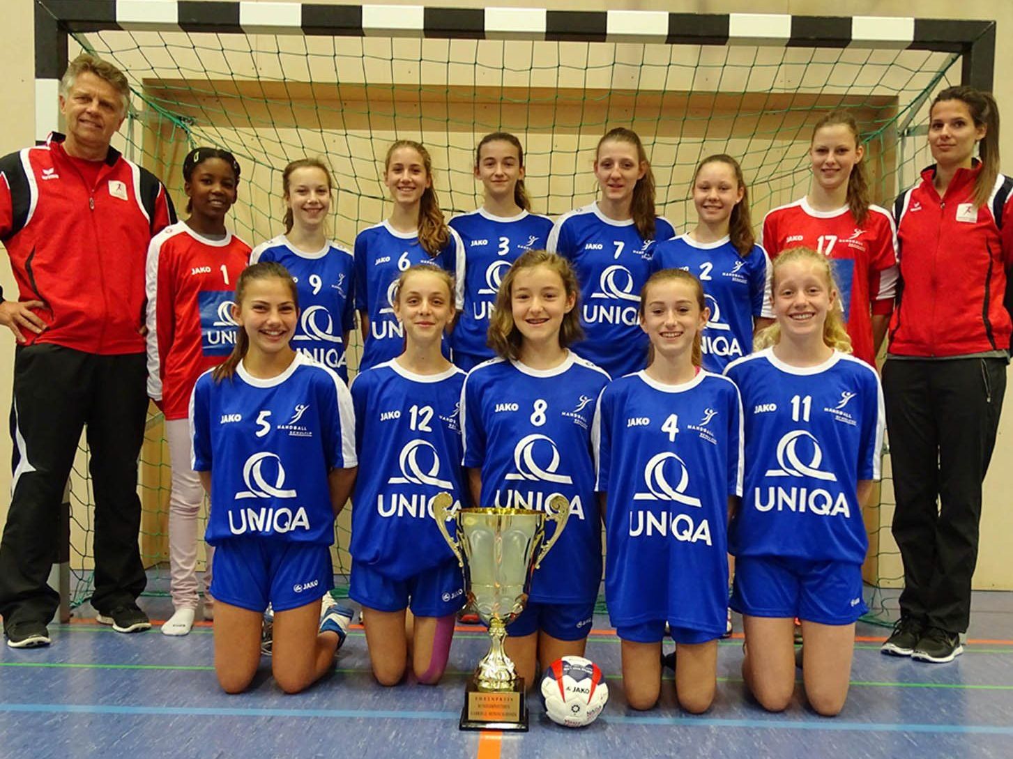 Elmar Albrich und Regina Köldorfer mit den erfolgreichen Handballerinnen der SMS Markt. Elmar Albrich und Regina Köldorfer mit den erfolgreichen Handballerinnen der SMS Markt.