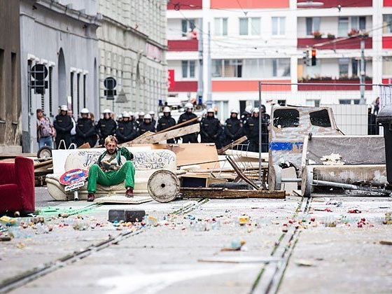 Das Siegerbild in der Kategorie Chronik von Daniel Schaler mit dem Titel "Hausbesetzung?! Welche Hausbesetzung?" Das Siegerbild in der Kategorie Chronik von Daniel Schaler mit dem Titel "Hausbesetzung?! Welche Hausbesetzung?"