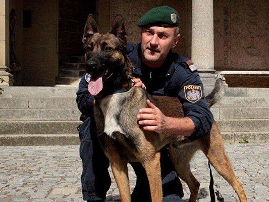 Gruppeninspektor Christian H. mit Hund Rasty Gruppeninspektor Christian H. mit Hund Rasty