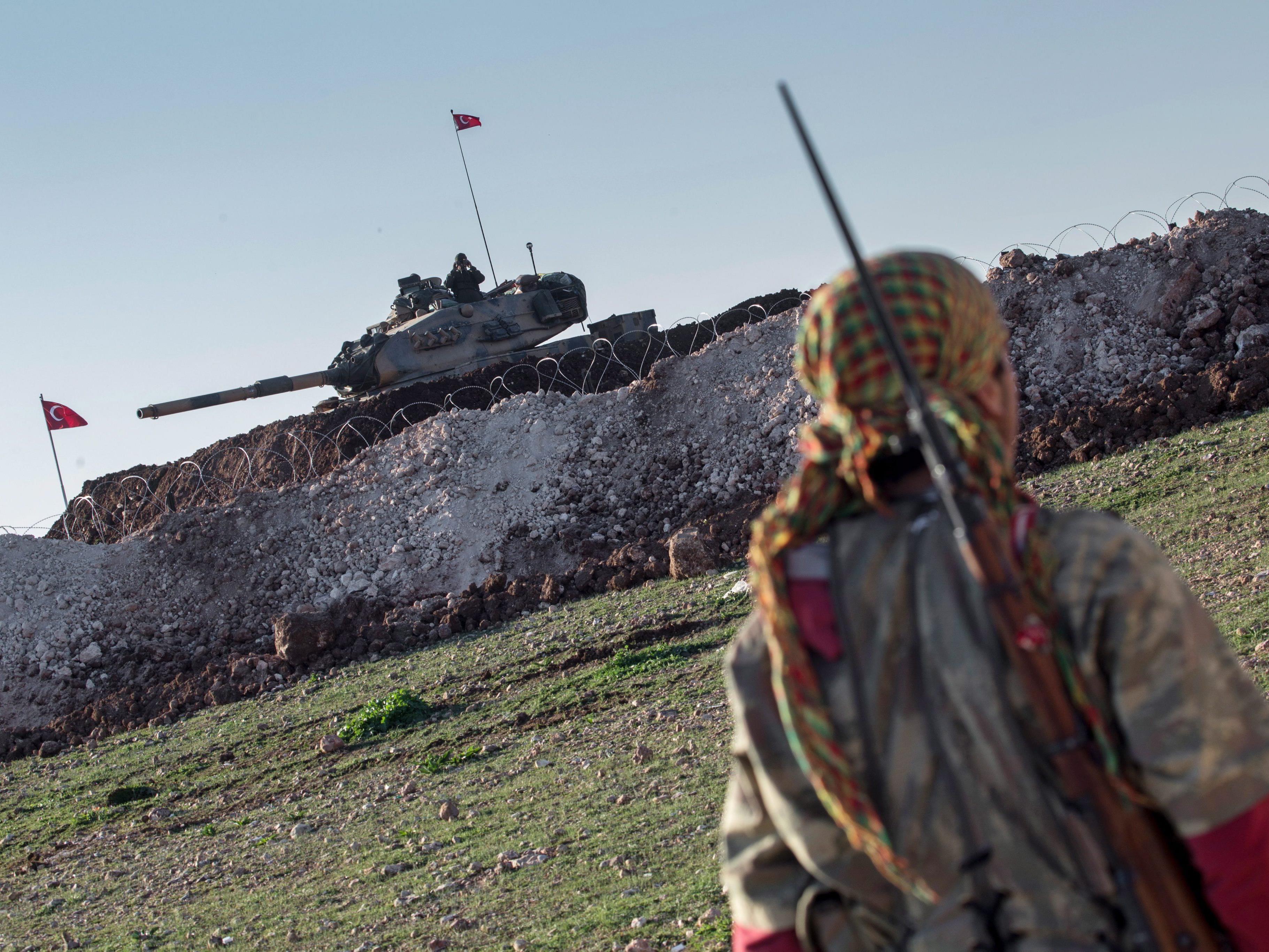 YPG-Kämpfer, türkischer Panzer: Marschiert die Türkei ein?