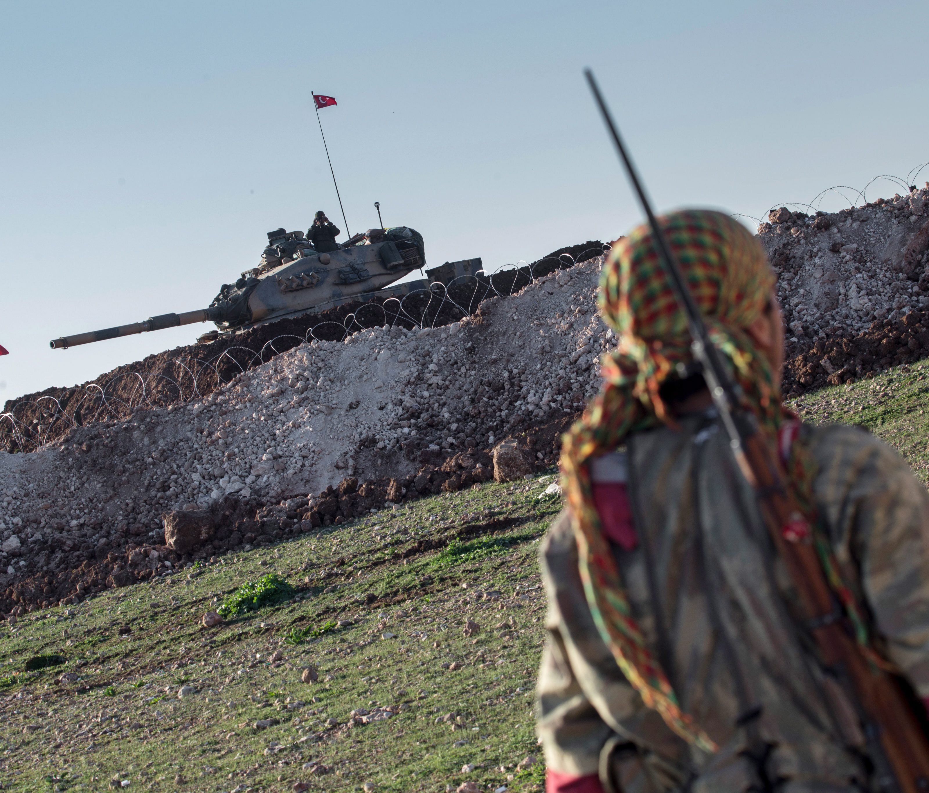 YPG-Kämpfer, türkischer Panzer: Marschiert die Türkei ein? YPG-Kämpfer, türkischer Panzer: Marschiert die Türkei ein?