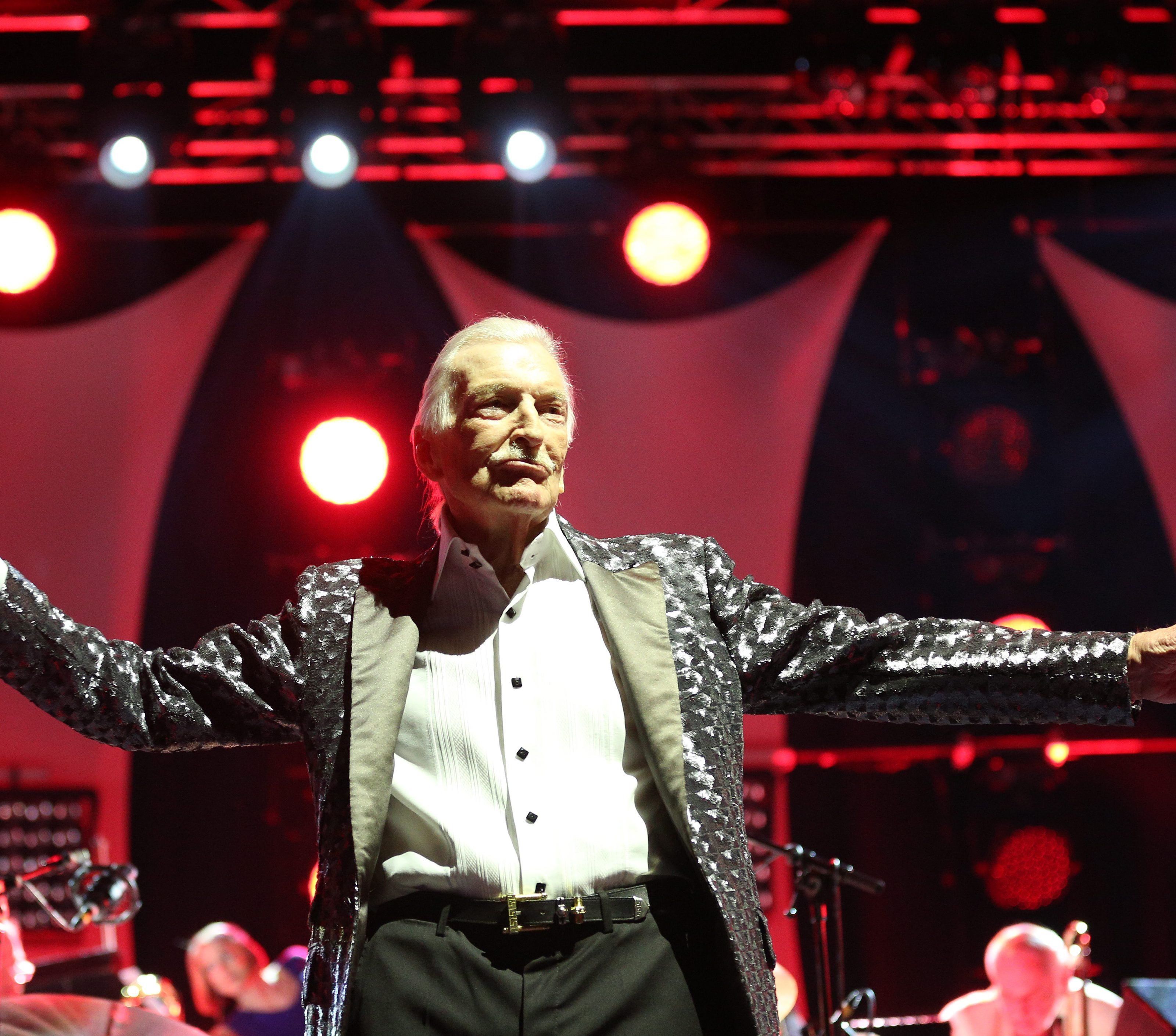 Legendärer Bandleader James Last stirbt mit 86. Legendärer Bandleader James Last stirbt mit 86.