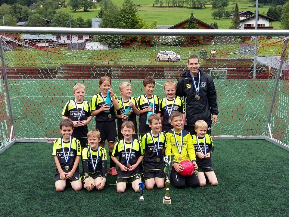 vorne l.n.r. Reto, Tobias, Manuel, Lukas, Robin, Niklas hinten l.n.r Hannes, Amelie, Rochus, Janes, Raphael und Tr Nemanja Joksimovic vorne l.n.r. Reto, Tobias, Manuel, Lukas, Robin, Niklas hinten l.n.r Hannes, Amelie, Rochus, Janes, Raphael und Tr Nemanja Joksimovic