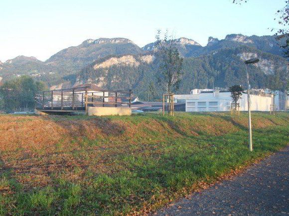 Die Brücke ist ohne Anbindung, schuld will jedoch niemand daran sein. Die Brücke ist ohne Anbindung, schuld will jedoch niemand daran sein.