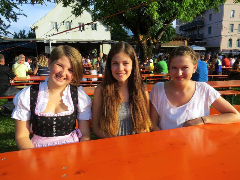 Adriana, Tabea und Laura genossen die tolle Stimmung beim diesjährigen Straßenhock.