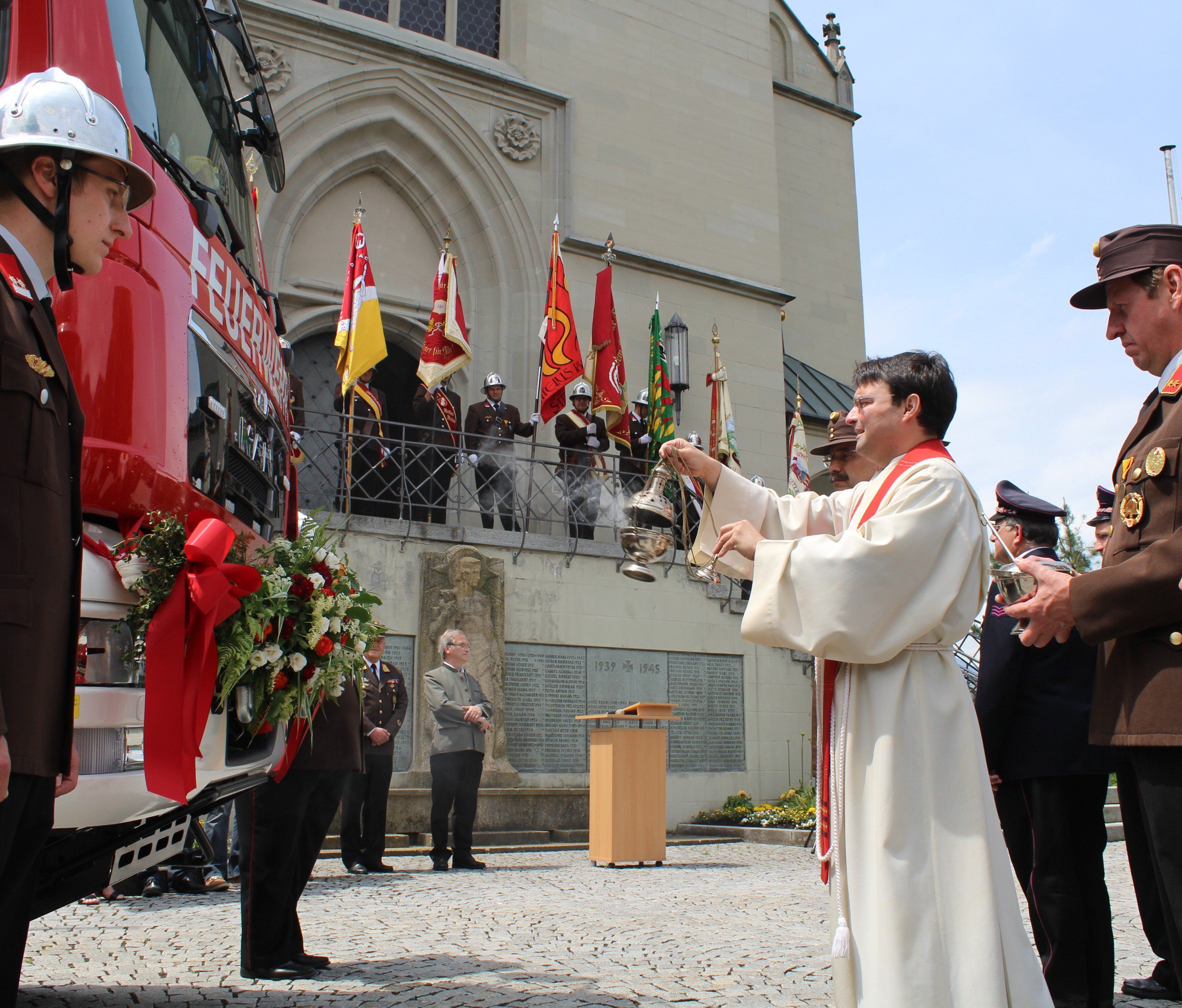 Segnung des neuen Einsatzfahrzeugs am Kirchplatz. Segnung des neuen Einsatzfahrzeugs am Kirchplatz.