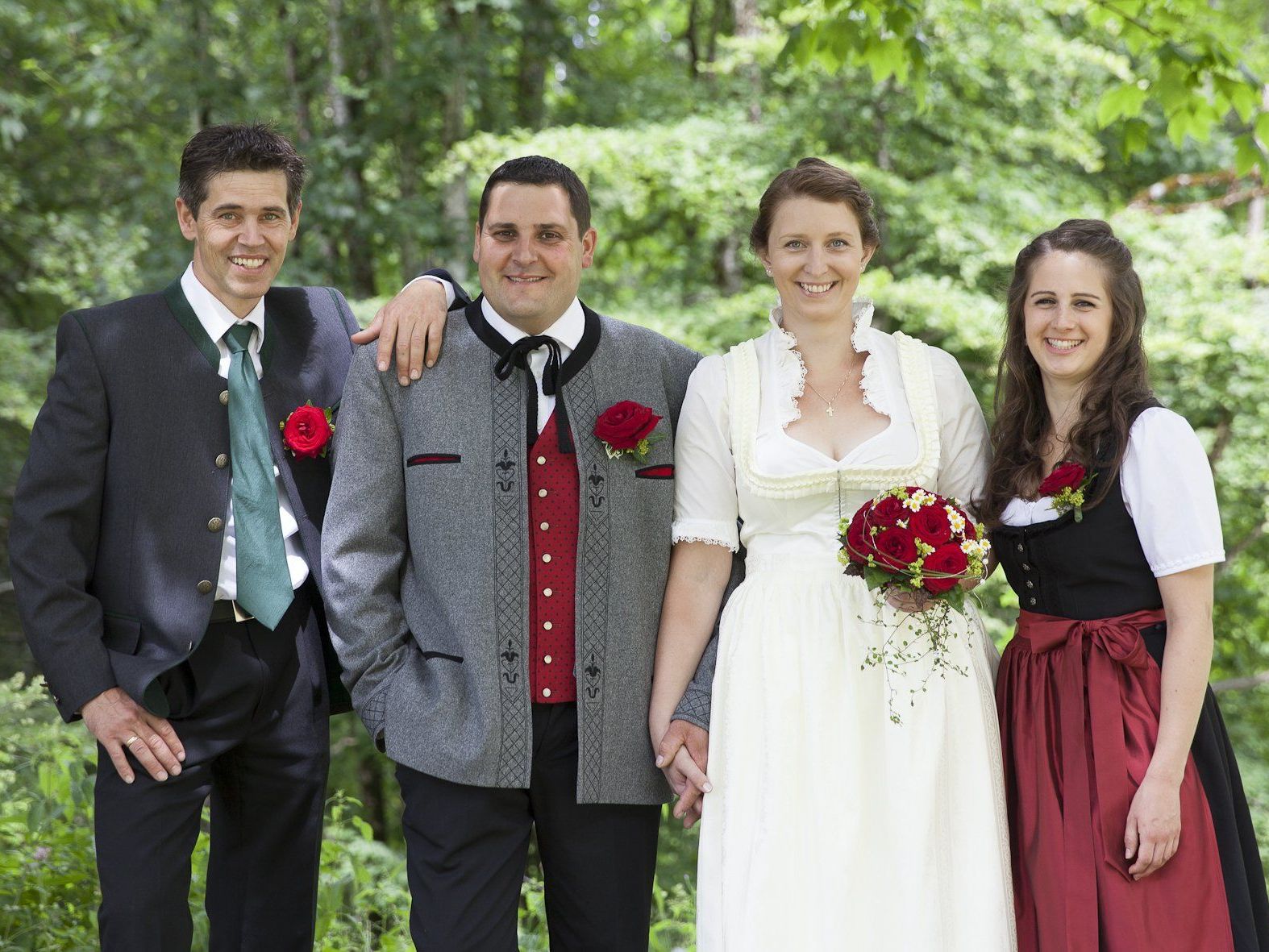 Das Brautpaar Nadine und Markus Tschugmell mit den Trauzeugen Das Brautpaar Nadine und Markus Tschugmell mit den Trauzeugen