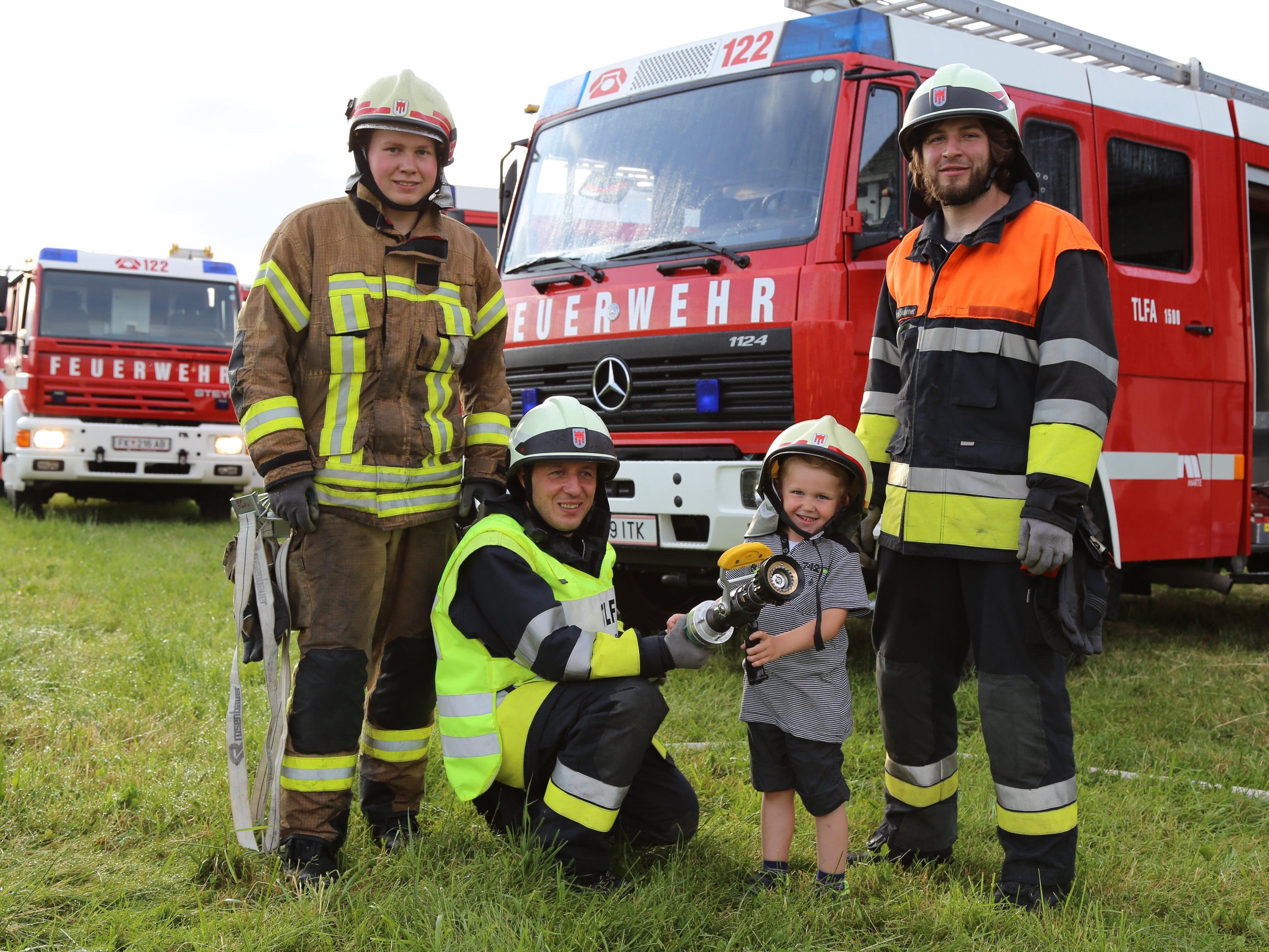 Die Vorderländer Feuerwehr mit Kinderreporter Jason-Durell.