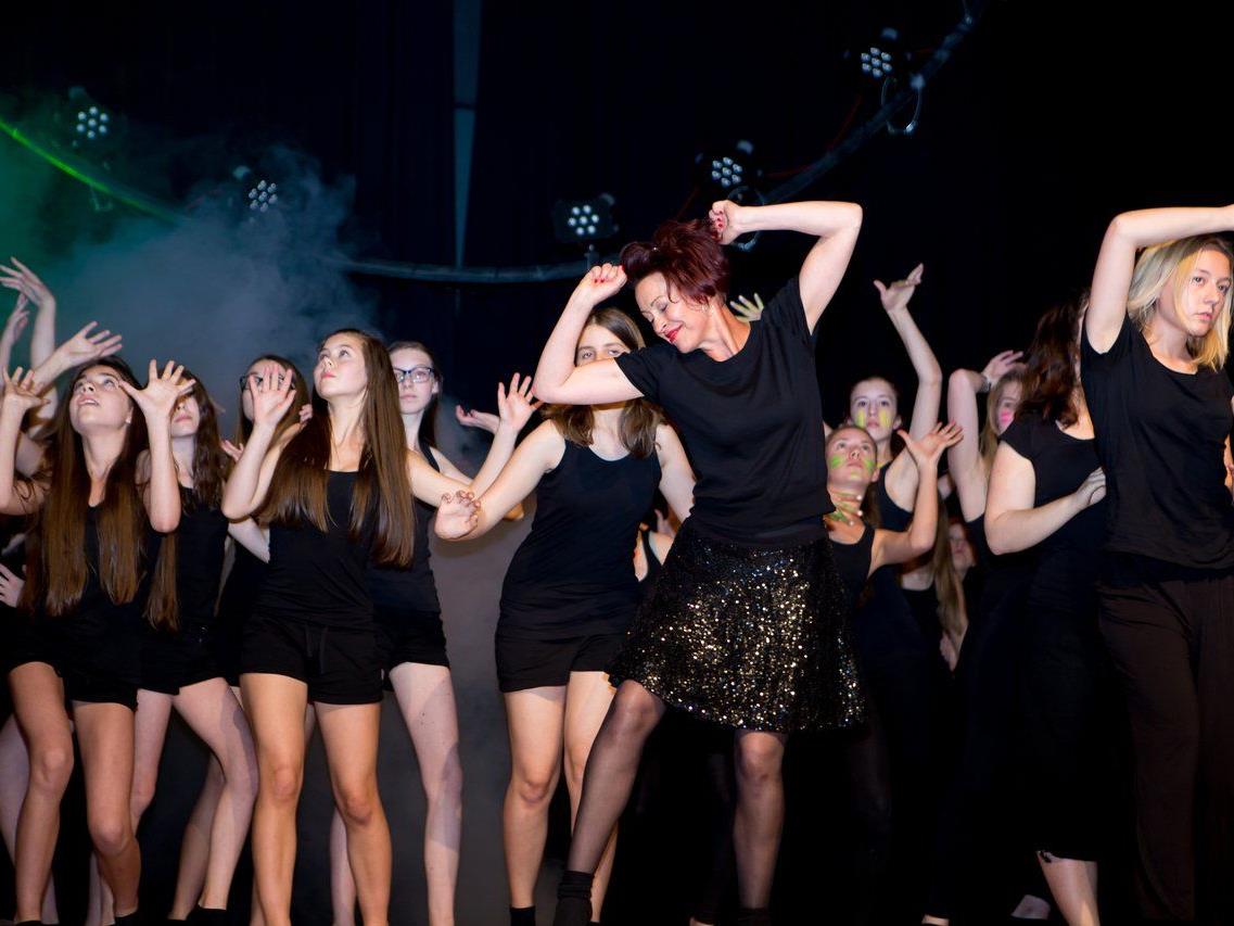 Corinna Burtscher performte gemeinsam mit ihren Schülerinnen auf der Bühne.