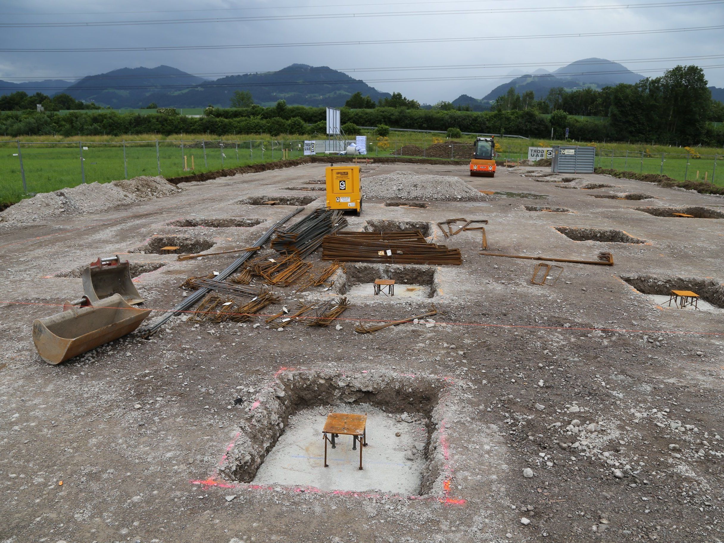 Im neuen Rankweiler Industriegebiet wird gearbeitet: Richter Fertigungstechnik wird sich am Römergrund ansiedeln. Im neuen Rankweiler Industriegebiet wird gearbeitet: Richter Fertigungstechnik wird sich am Römergrund ansiedeln.