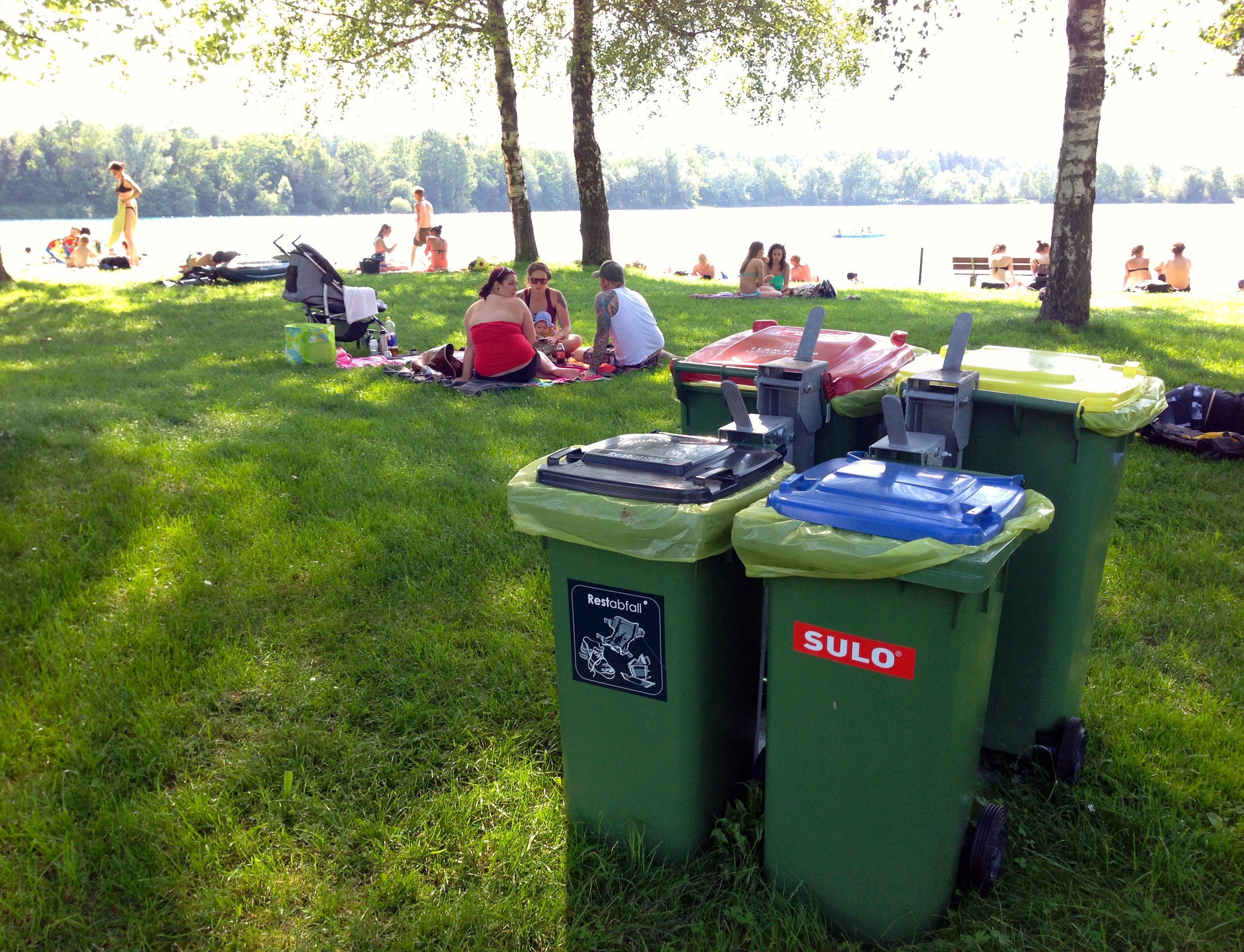 So sehen die neuen Mülltrennkübel aus, die in Vierereinheiten alle paar Meter entlang der Liegewiese aufgestellt wurden. So sehen die neuen Mülltrennkübel aus, die in Vierereinheiten alle paar Meter entlang der Liegewiese aufgestellt wurden.