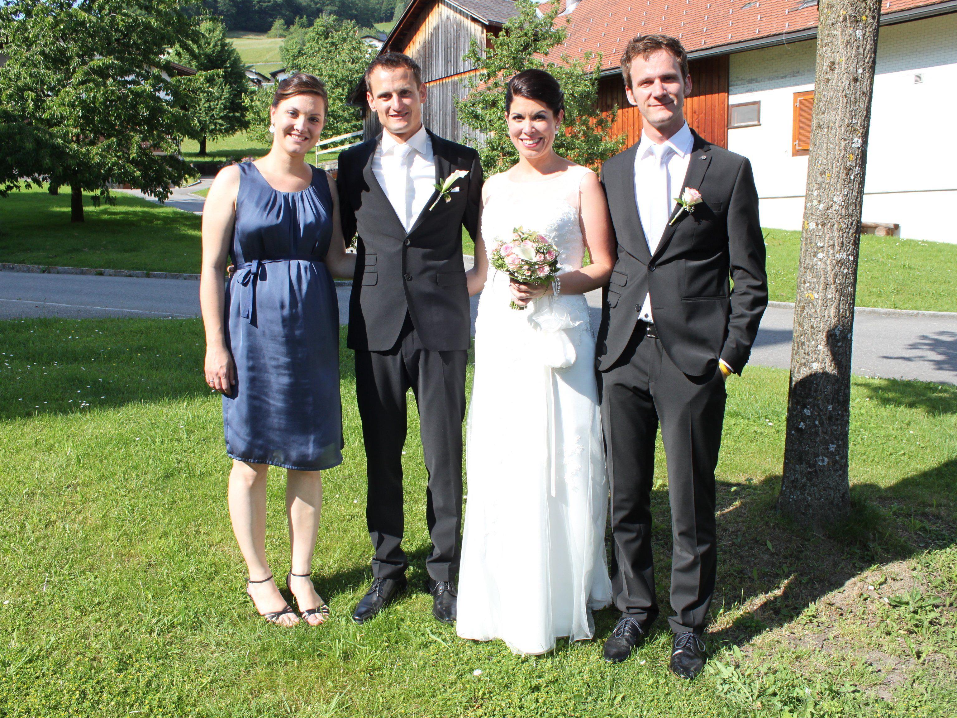 Gratulation zur Hochzeit Julia und Robert Kathan, im Bild mit den Trauzeugen Anke Flatz und Johannes Summer.