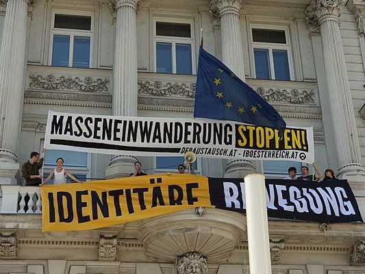 Die Identitären hissten bei dem Vorfall in der Innenstadt Transparente Die Identitären hissten bei dem Vorfall in der Innenstadt Transparente