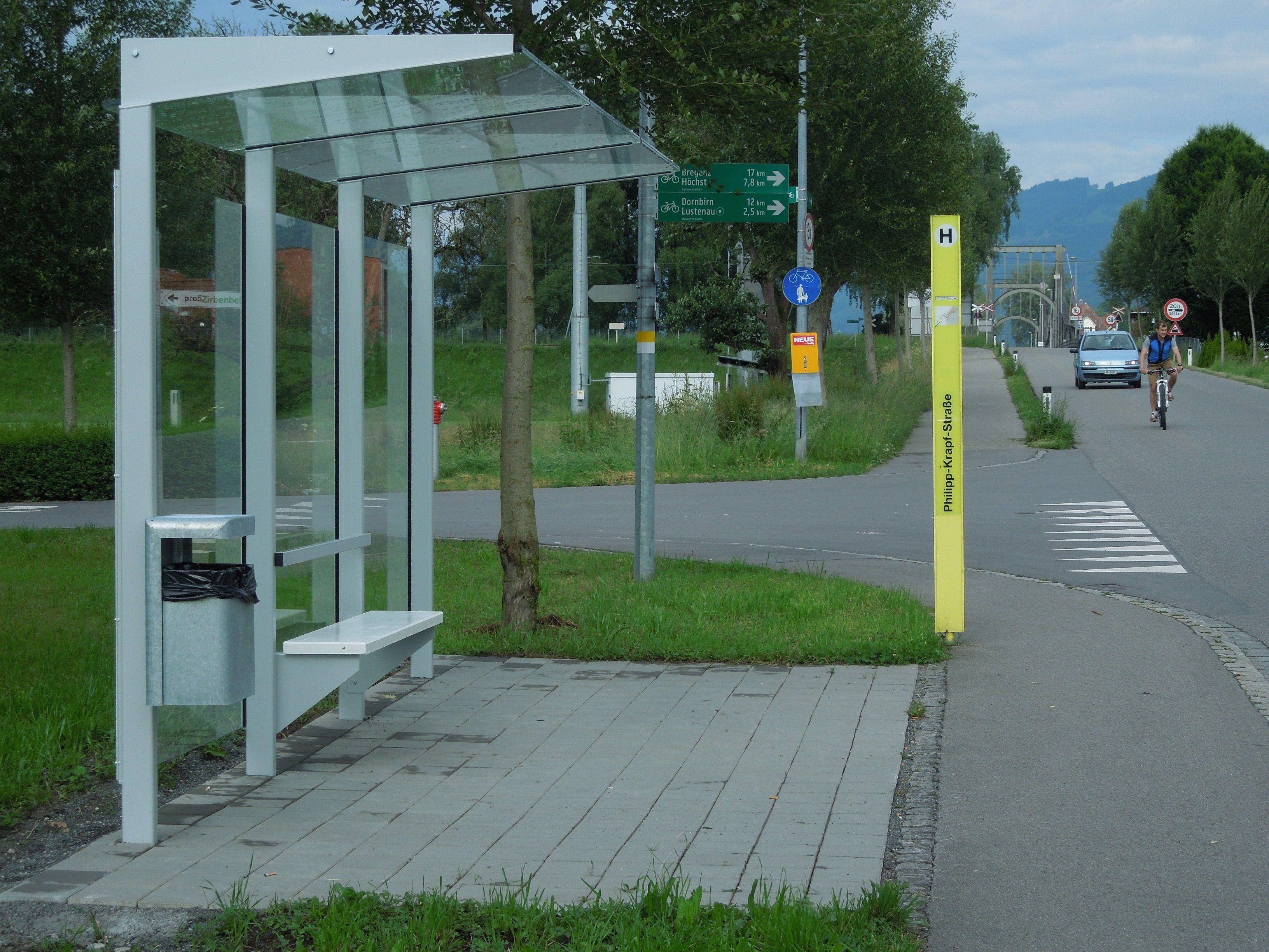 Busgäste an der Philipp-Krapf-Straße dürfen sich nun über ein überdachtes Wartehäuschen freuen.