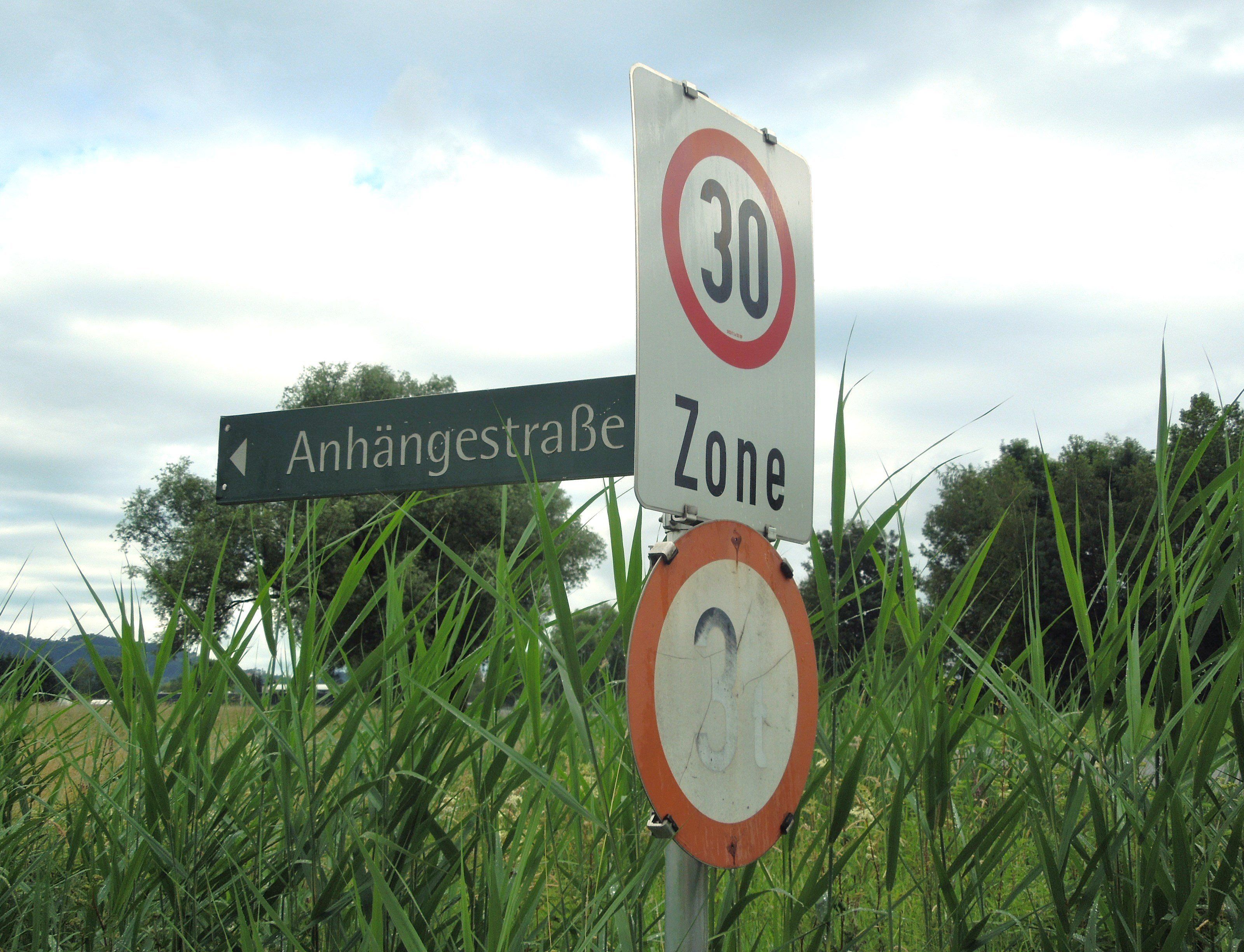 Im Bürgerforum wird gefordert, dass man die Verkehrsmissachtungen auf der Anhängestraße mehr kontrolliert. Im Bürgerforum wird gefordert, dass man die Verkehrsmissachtungen auf der Anhängestraße mehr kontrolliert.
