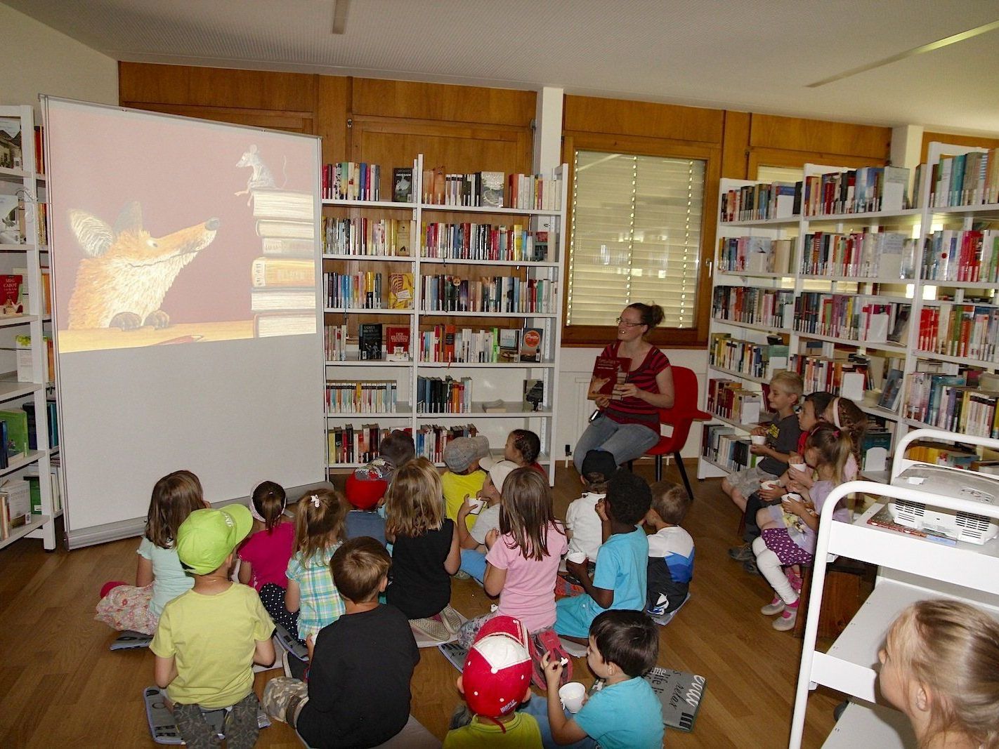 Ein Kinoerlebnis der besonderen Art: das Bilderbuchkino in der Bibliothek des Stand Montafon Ein Kinoerlebnis der besonderen Art: das Bilderbuchkino in der Bibliothek des Stand Montafon