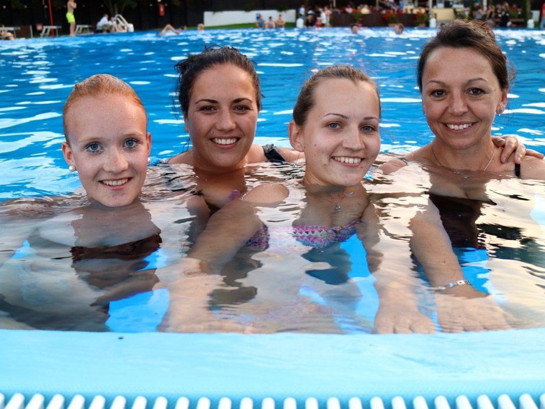 Die jungen Damen Vanessa, Denise, Janine und Nezi genossen ein tolles Badererlebnis in der Vollmondnacht am 2.Juni 2015.