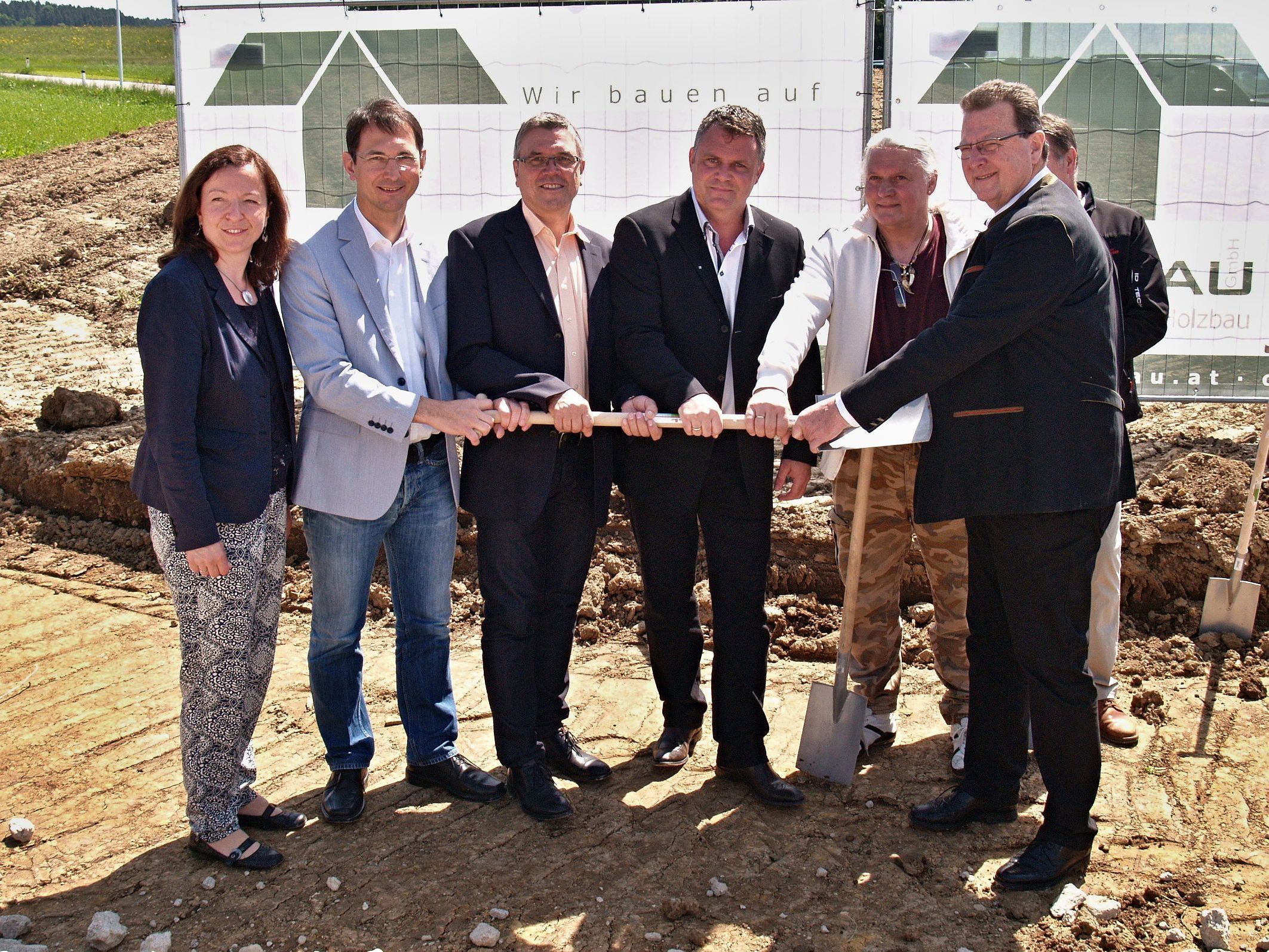 Spatenstich mit u.a. DI Adi Rieger (Bürgermeister Neumarkt am Wallersee, 2. v. l.), LAbg. Erich Ripp (BM Lengau, 3. v. l.) und Fritz Kreil (BM Straßwalchen, ganz rechts)) Spatenstich mit u.a. DI Adi Rieger (Bürgermeister Neumarkt am Wallersee, 2. v. l.), LAbg. Erich Ripp (BM Lengau, 3. v. l.) und Fritz Kreil (BM Straßwalchen, ganz rechts))
