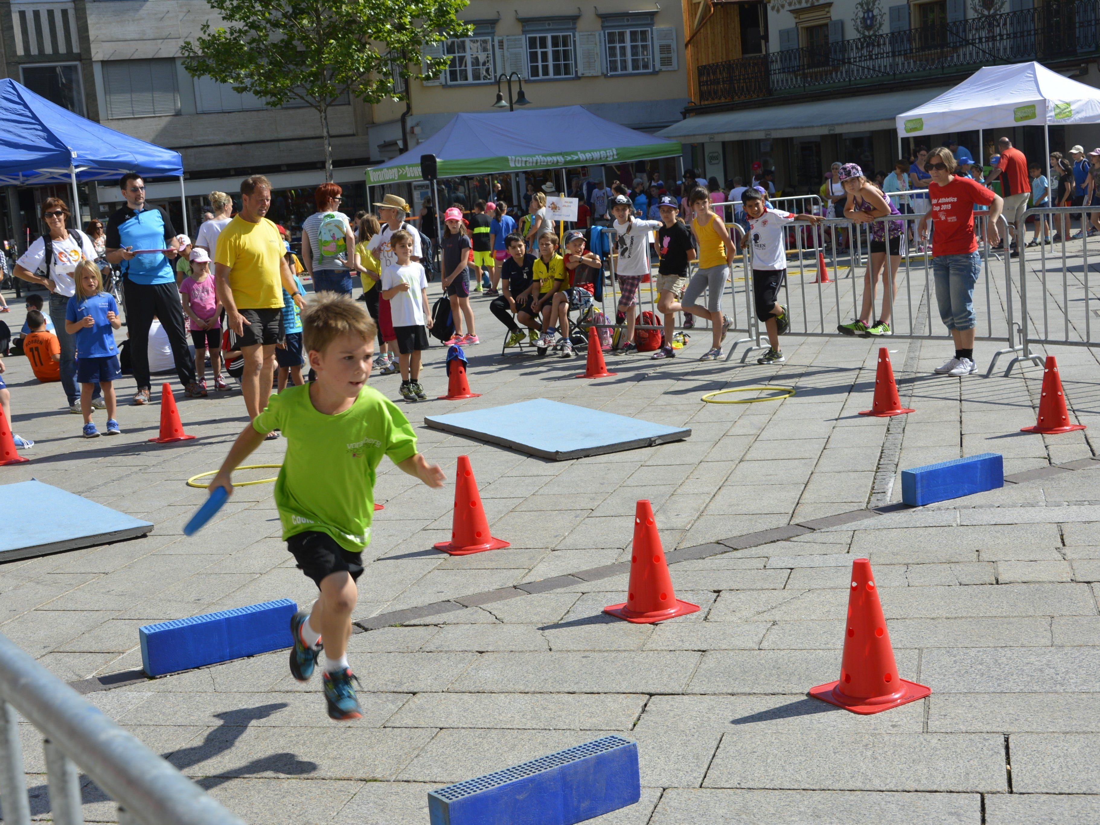 Der Marktplatz bildete am Freitag eine sportliche Bühne für 300 Kids.