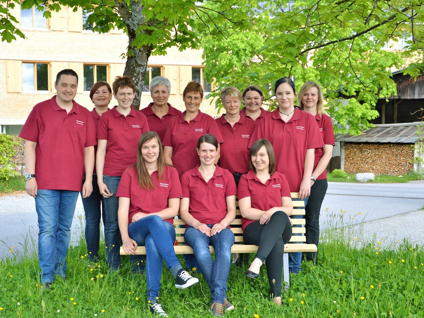 Das Team des Ortskonsumvereins Schwarzenberg freut sich über den Umzug in das neue Geschäft. Das Team des Ortskonsumvereins Schwarzenberg freut sich über den Umzug in das neue Geschäft.