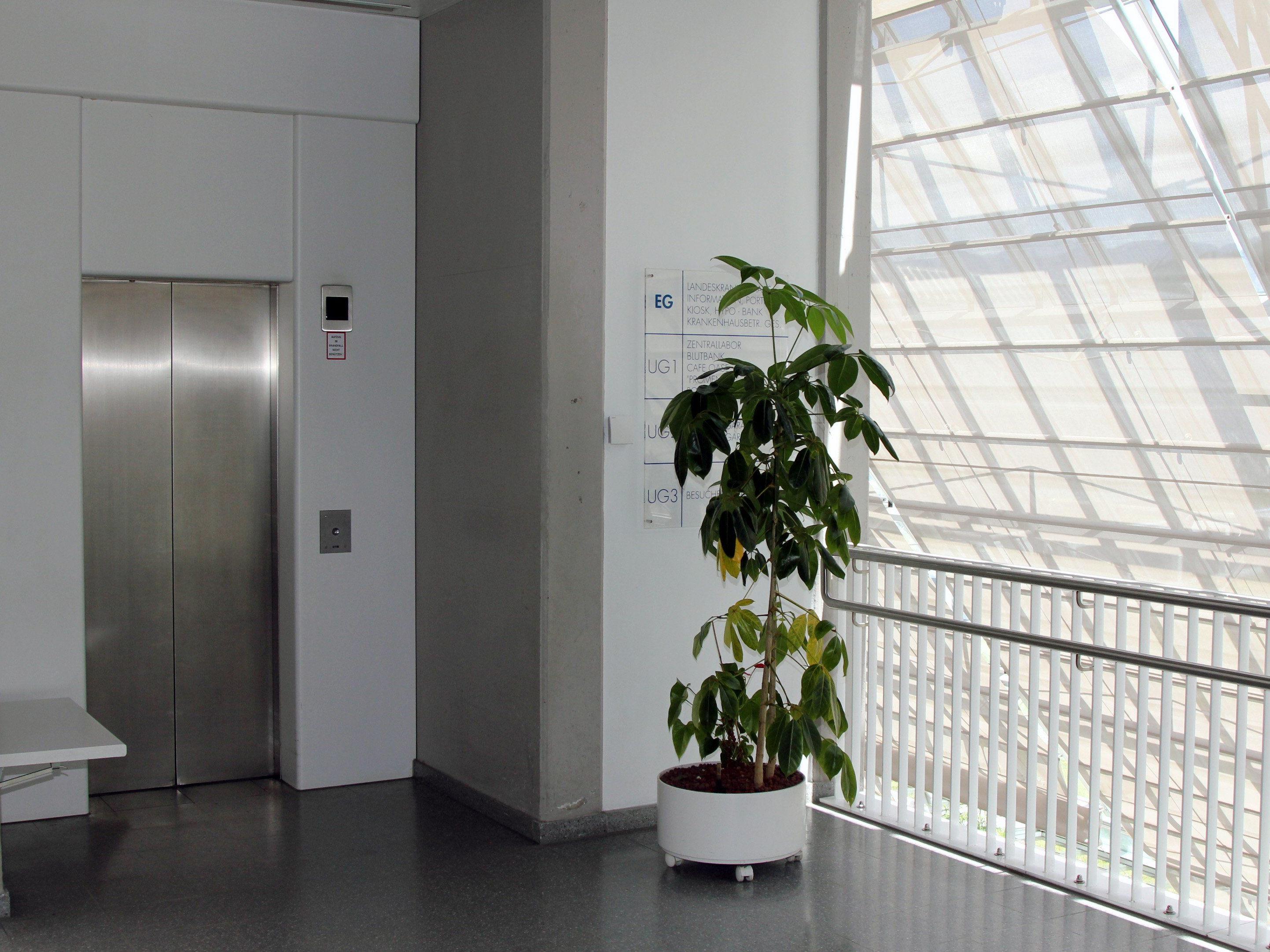 Sanierungsarbeiten am Lift zur Tiefgarage des LKH Feldkirch Barrierefreier Zugang für gehbehinderte Patienten dennoch gesichert.