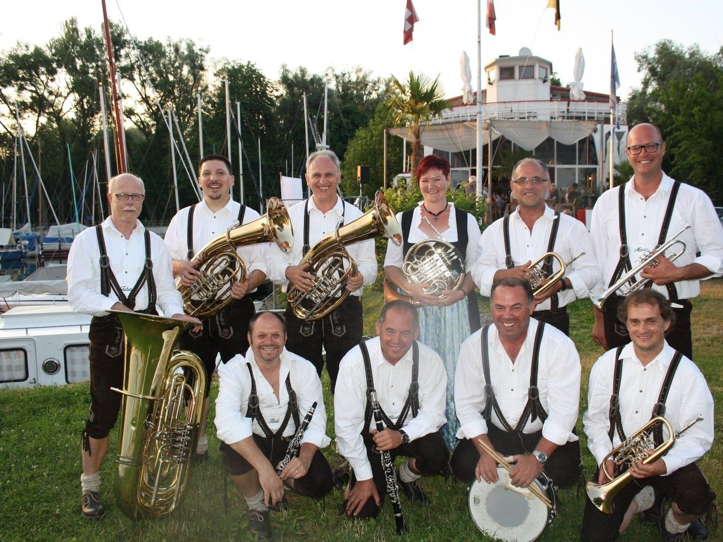Dämmerschoppen mit den allseits bekannten „Lochauer Bierblosn“ auf der Alten Fähre Meersburg im Lochauer Hafen. Dämmerschoppen mit den allseits bekannten „Lochauer Bierblosn“ auf der Alten Fähre Meersburg im Lochauer Hafen.