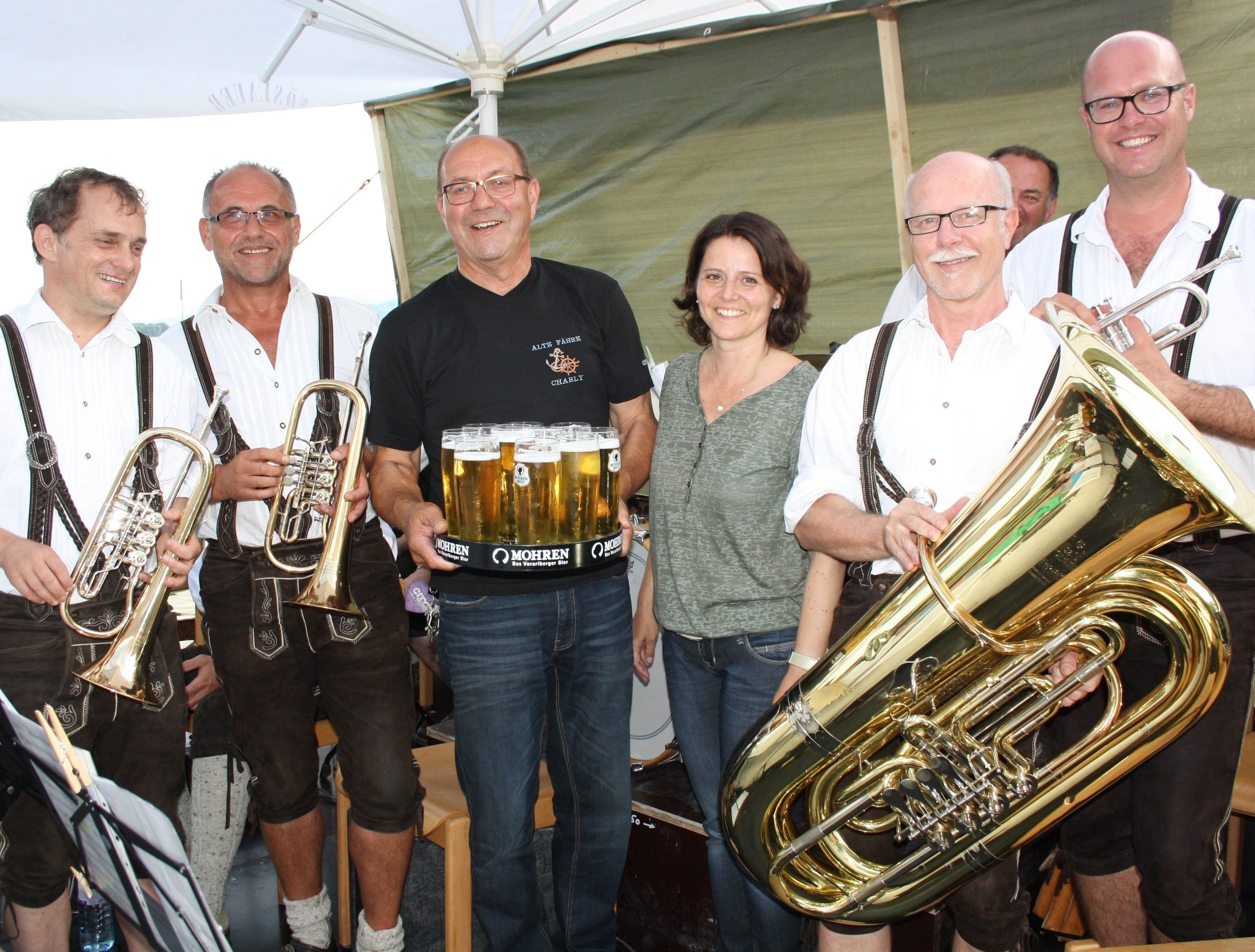 Die Wirtsleute Yvonne Guschl und Charly Weltle im Kreise der „Lochauer Bierblosn“ auf der Alten Fähre Meersburg im Lochauer Hafen. Die Wirtsleute Yvonne Guschl und Charly Weltle im Kreise der „Lochauer Bierblosn“ auf der Alten Fähre Meersburg im Lochauer Hafen.
