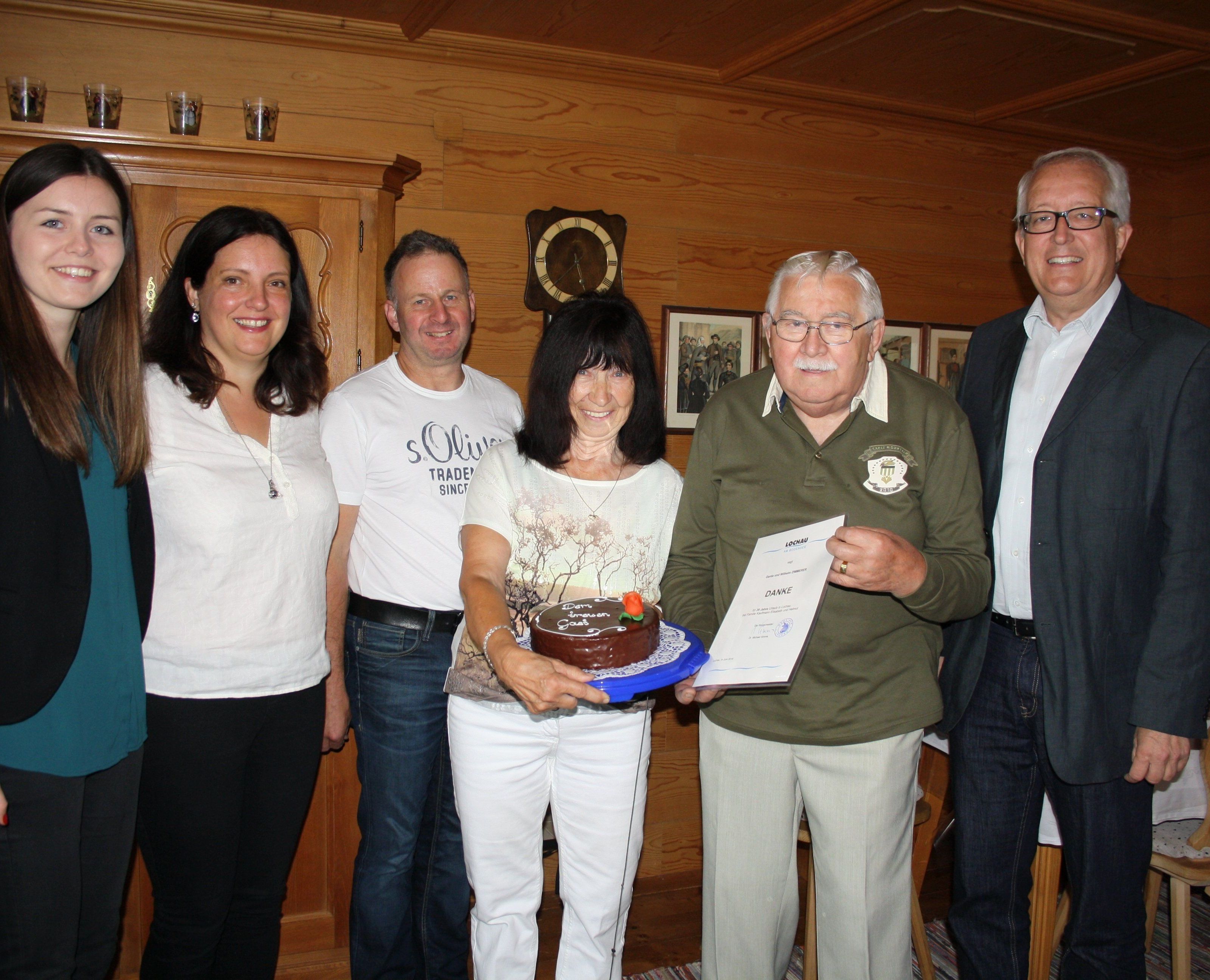 Gästeehrung auf dem Bauernhof der Familie Kaufmann in Lochau am Bodensee: Magdalena Bertel (Lochau Tourismus), Elisabeth und Helmut Kaufmann, die treuen Gäste Gerda und Wilhelm Zimmerer sowie Bürgermeister Michael Simma.