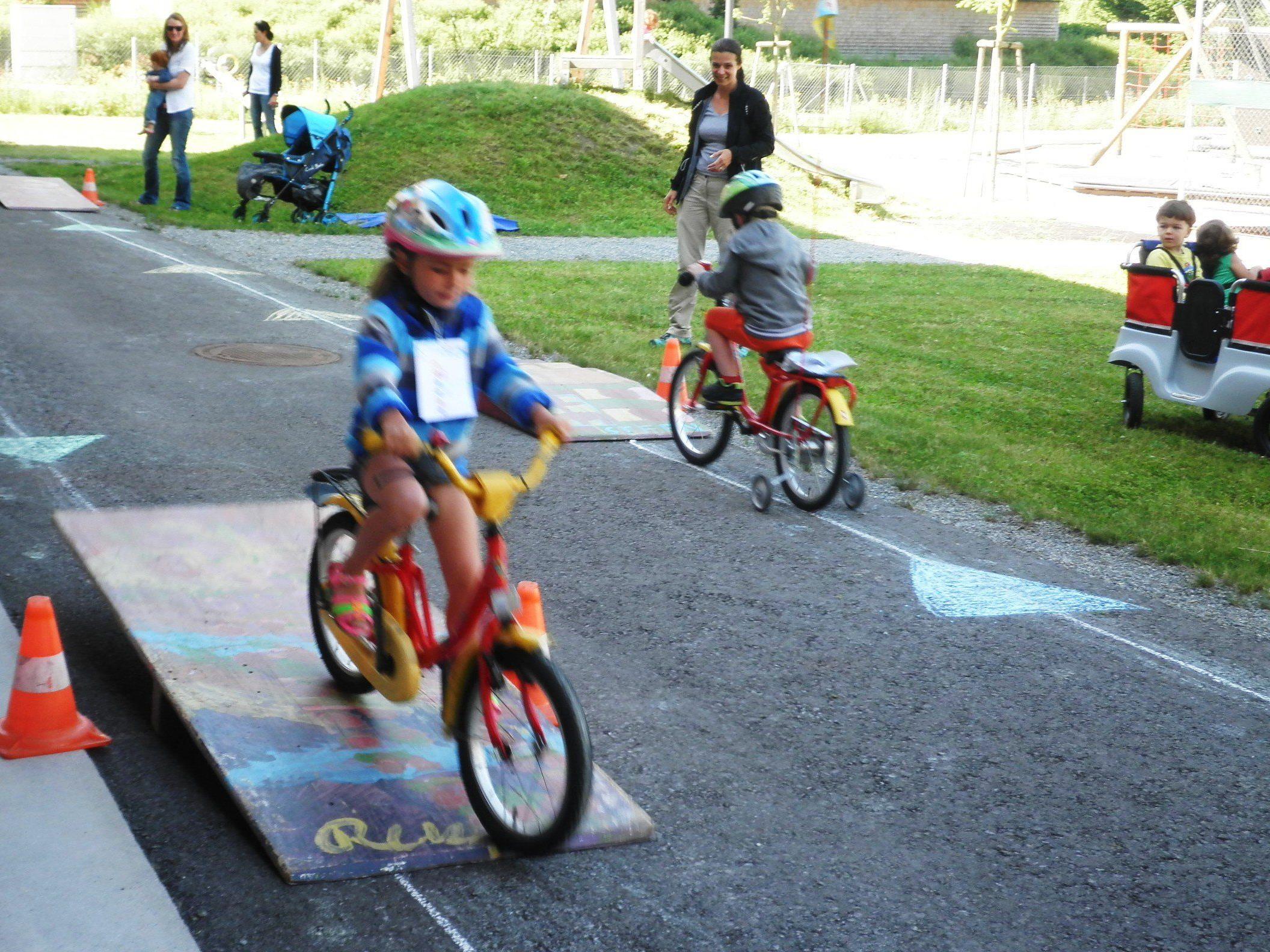 Beim Rad-Helm-Spiele-Fest im KinderHaus Seepark in Lochau Süd stand das sichere Fahrradfahren im Mittelpunkt.