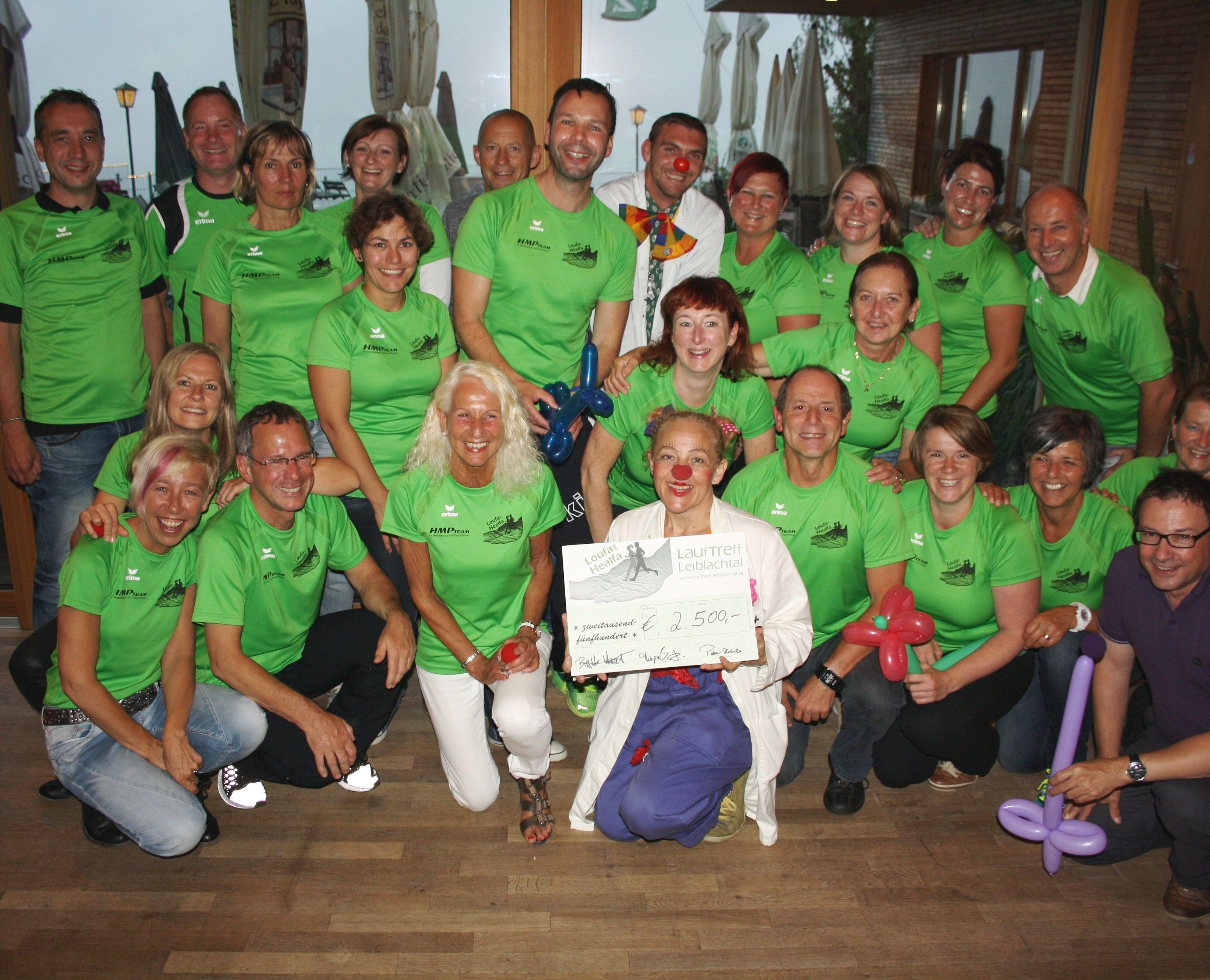 Scheckübergabe an die CliniClowns Vorarlberg mit Prof. Dr. Paula Plüsch und Dr. Stift beim LaufTreff-Leiblachtal-Helferfestle im „Gasthaus Seibl“ am Oberhaggen. Scheckübergabe an die CliniClowns Vorarlberg mit Prof. Dr. Paula Plüsch und Dr. Stift beim LaufTreff-Leiblachtal-Helferfestle im „Gasthaus Seibl“ am Oberhaggen.