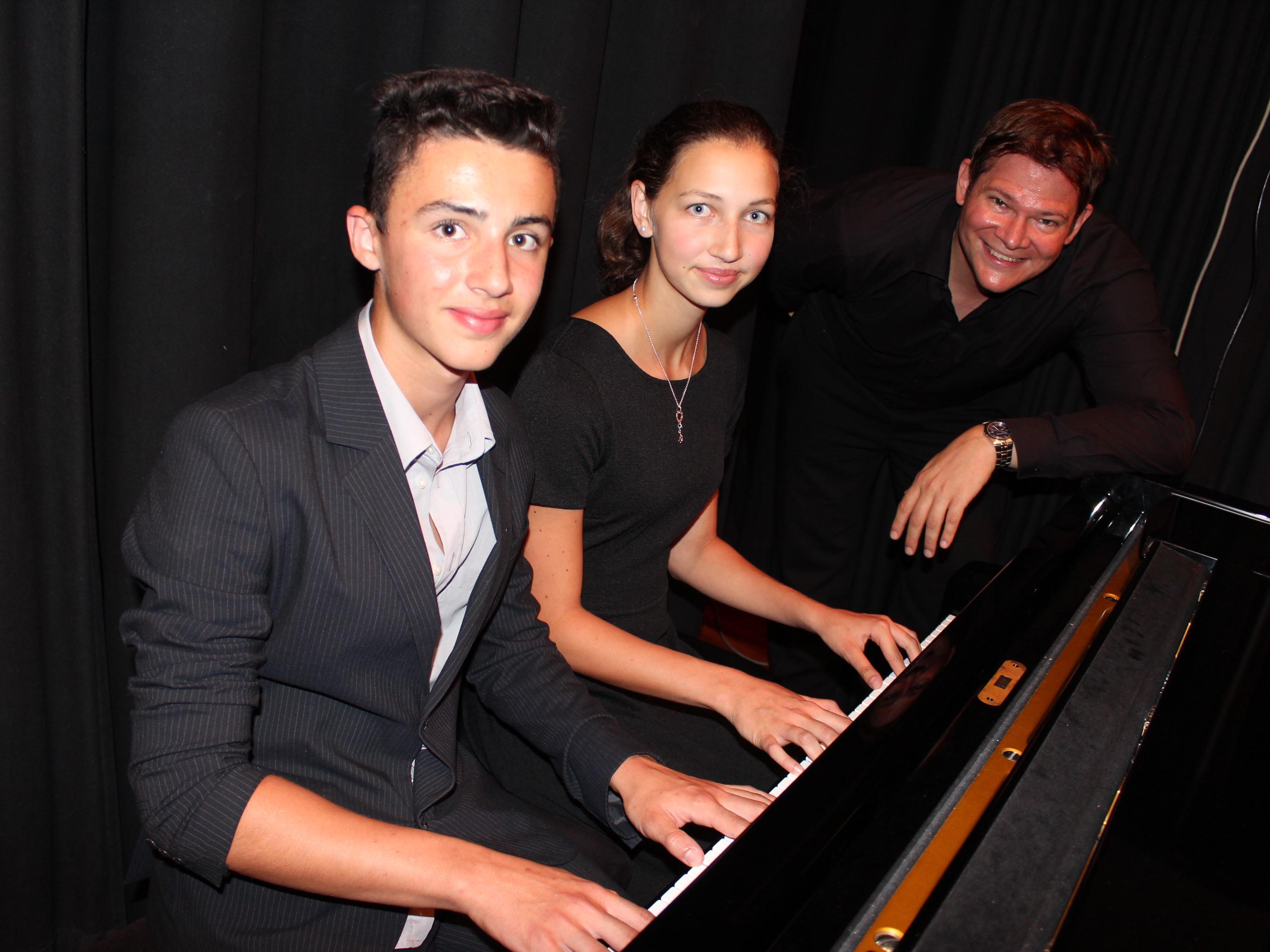 Irina und Valentin Yashin mit Musikschullehrer Arndt Rausch.