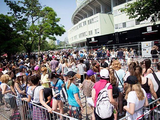 Die One Direction-Fans warten schon gespannt vor dem Stadion Die One Direction-Fans warten schon gespannt vor dem Stadion