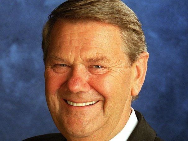 Der ehemalige BurgschauspielerRudolf Buczolich , Ober im "Seniorenclub" und Intendant der Schloßspiele Kobersdorf, ist verstorben Der ehemalige BurgschauspielerRudolf Buczolich , Ober im "Seniorenclub" und Intendant der Schloßspiele Kobersdorf, ist verstorben