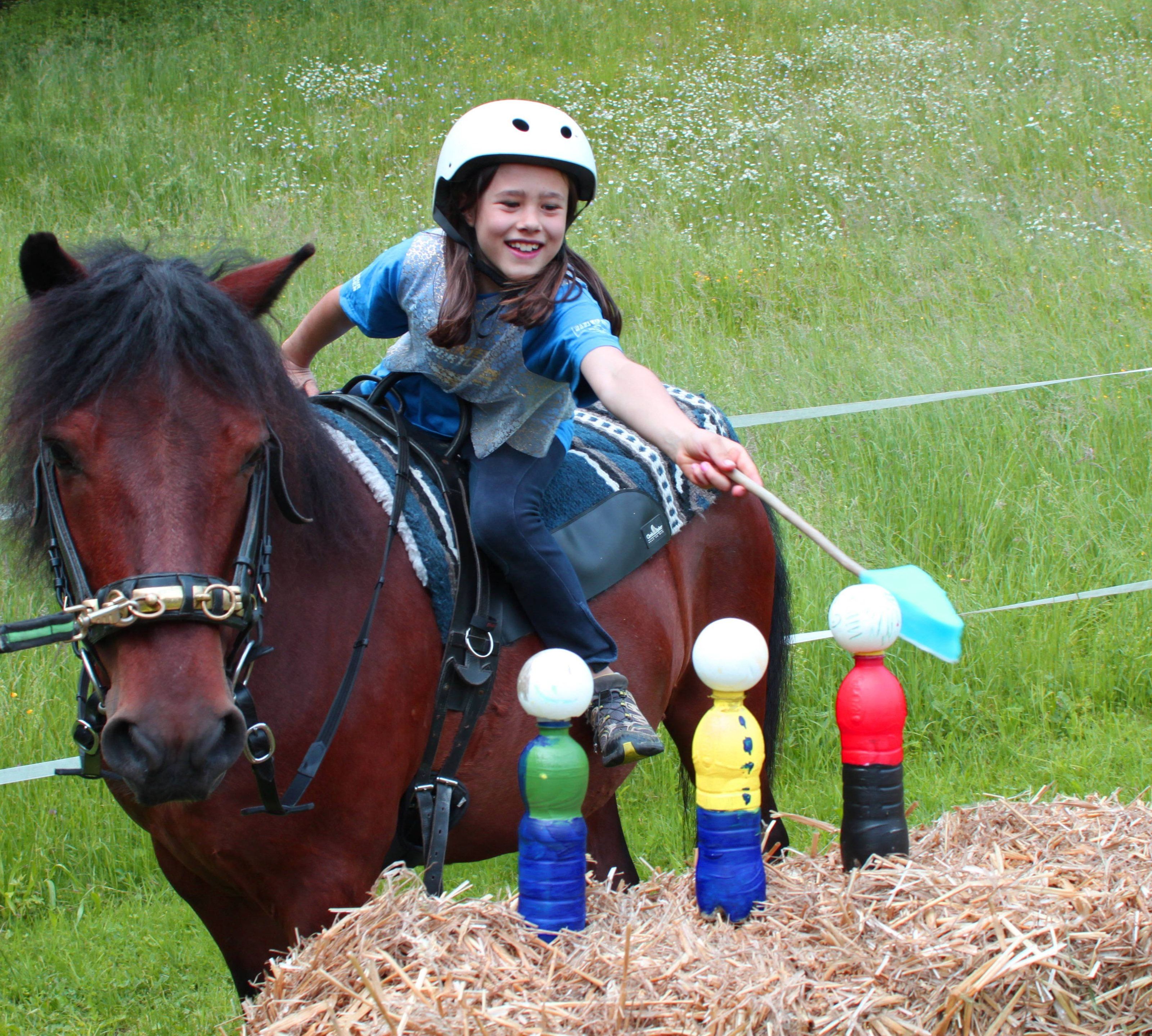 Reiten, spielen, Spaß Reiten, spielen, Spaß