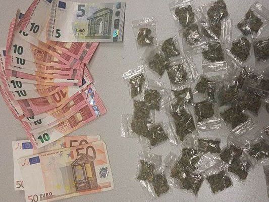 Die sichergestellten Drogen und das Bargeld Die sichergestellten Drogen und das Bargeld