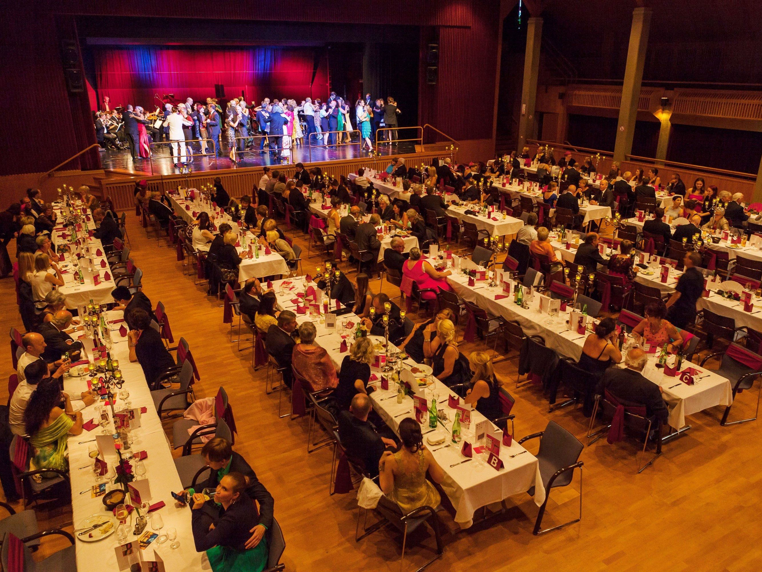 Eine edle Ballgesellschaft vergnügte sich im Reichshofsaal Eine edle Ballgesellschaft vergnügte sich im Reichshofsaal