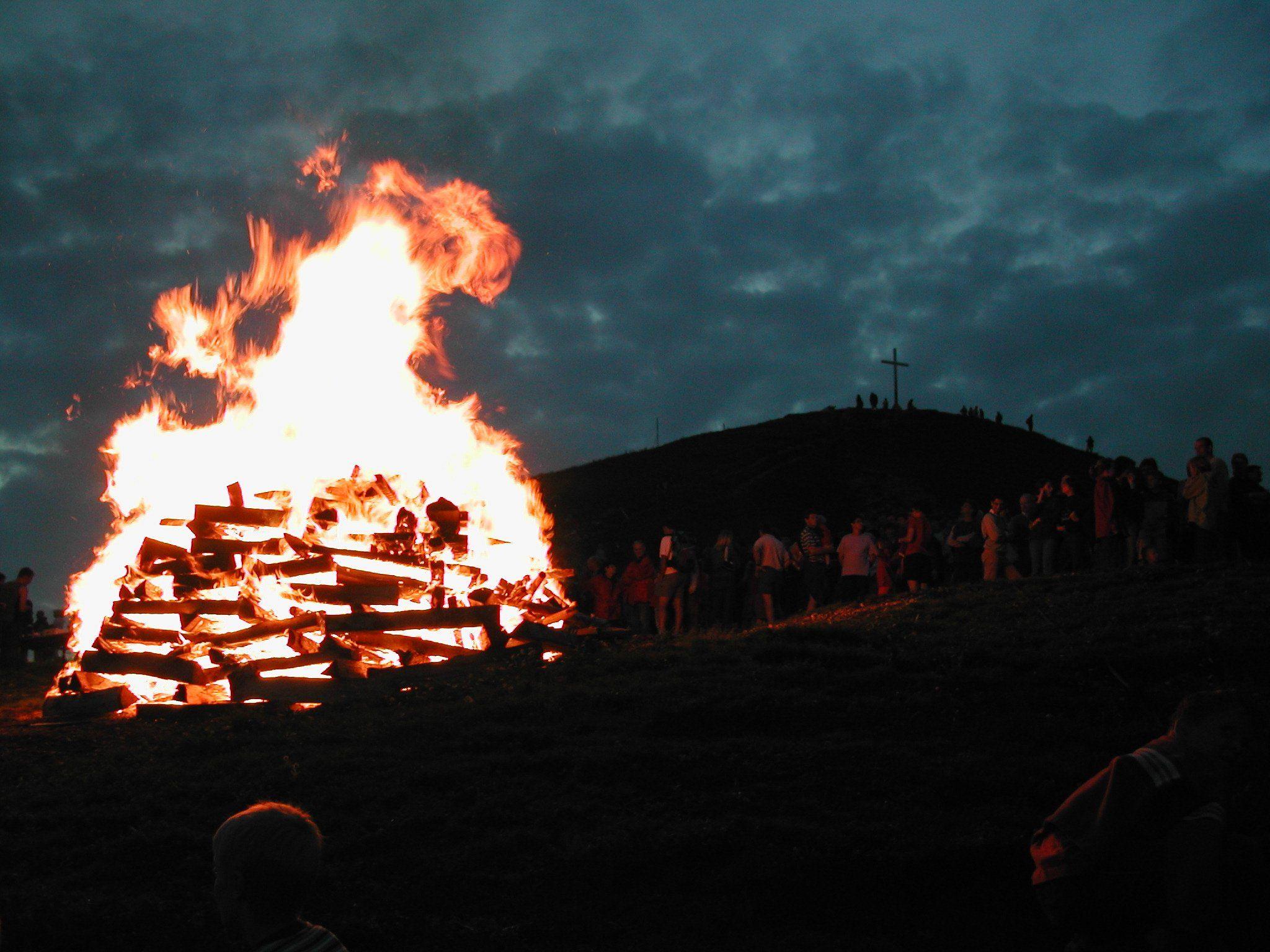Sonnwendfeuer unterm Diedamskopf-Gipfel Sonnwendfeuer unterm Diedamskopf-Gipfel