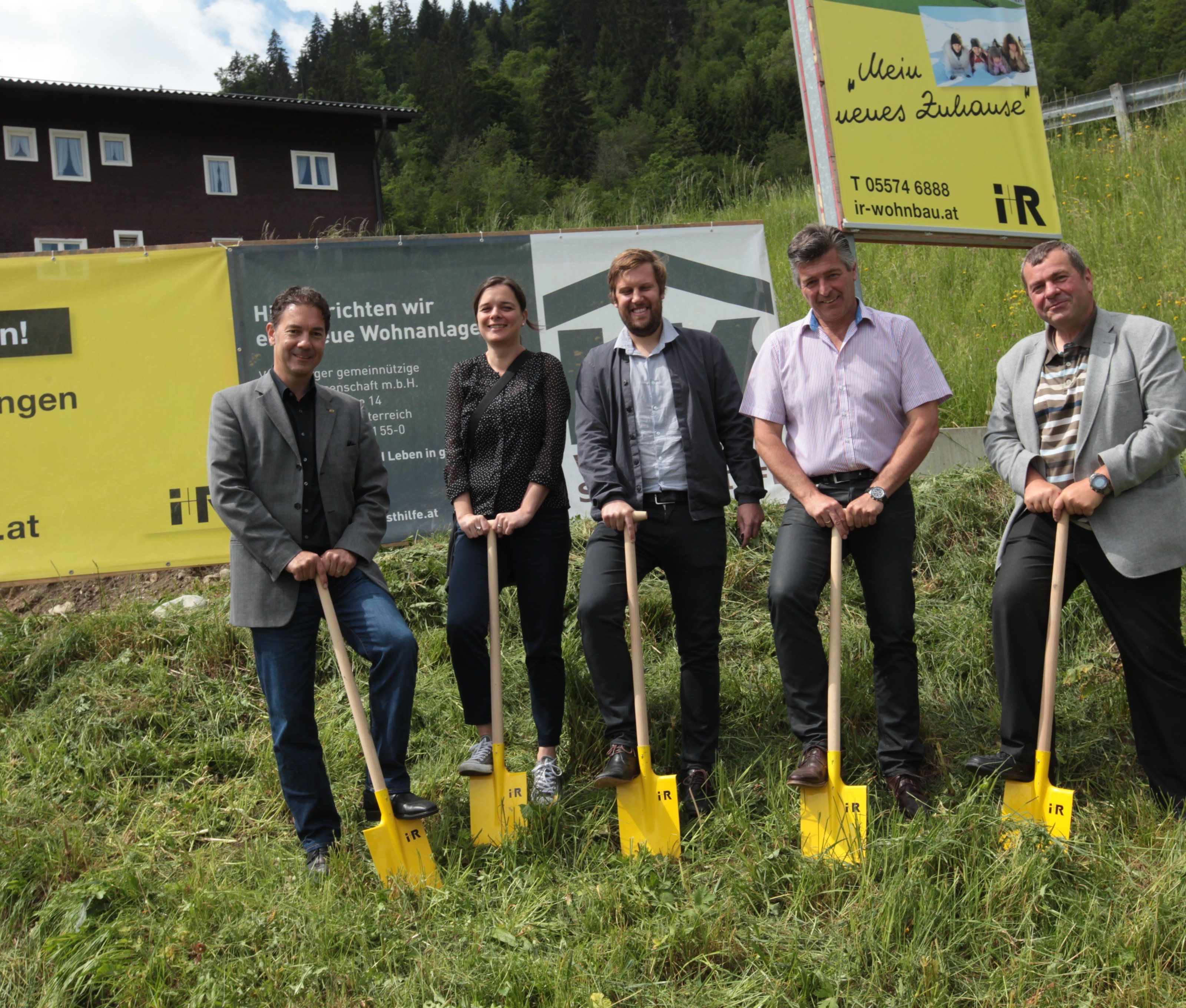 Gemeinsamer Beitrag zum Wohnungsbedarf in der Gemeinde Bürserberg: Alexander Stuchly (i+R Wohnbau), die Architekten Angela Amann und Stephan Grabher vom Architekturbüro Hugo Dworzak, Bürgermeister Fridolin Plaikner und Geschäftsführer Erich Mayer von der WSH (v.l.) Gemeinsamer Beitrag zum Wohnungsbedarf in der Gemeinde Bürserberg: Alexander Stuchly (i+R Wohnbau), die Architekten Angela Amann und Stephan Grabher vom Architekturbüro Hugo Dworzak, Bürgermeister Fridolin Plaikner und Geschäftsführer Erich Mayer von der WSH (v.l.)
