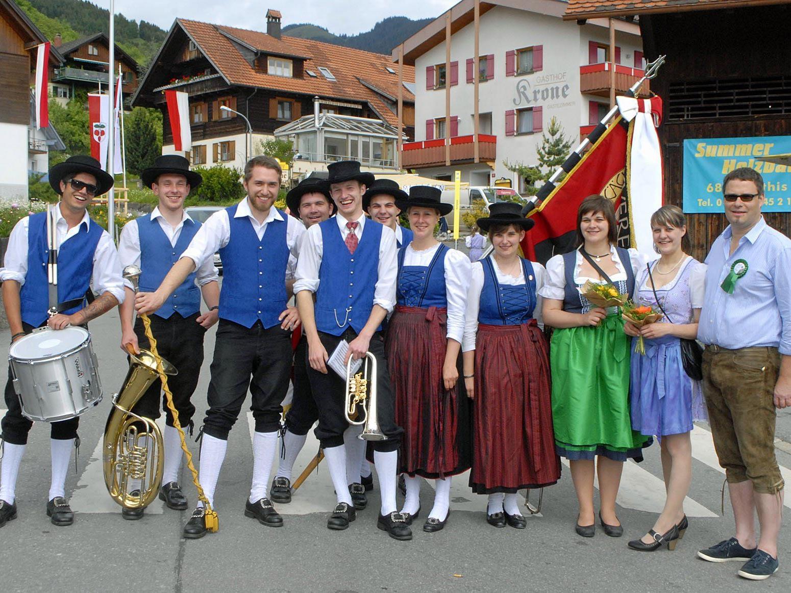Mitglieder des Musikverein Feldkirch-Nofels mit Festführer in Fraxern
